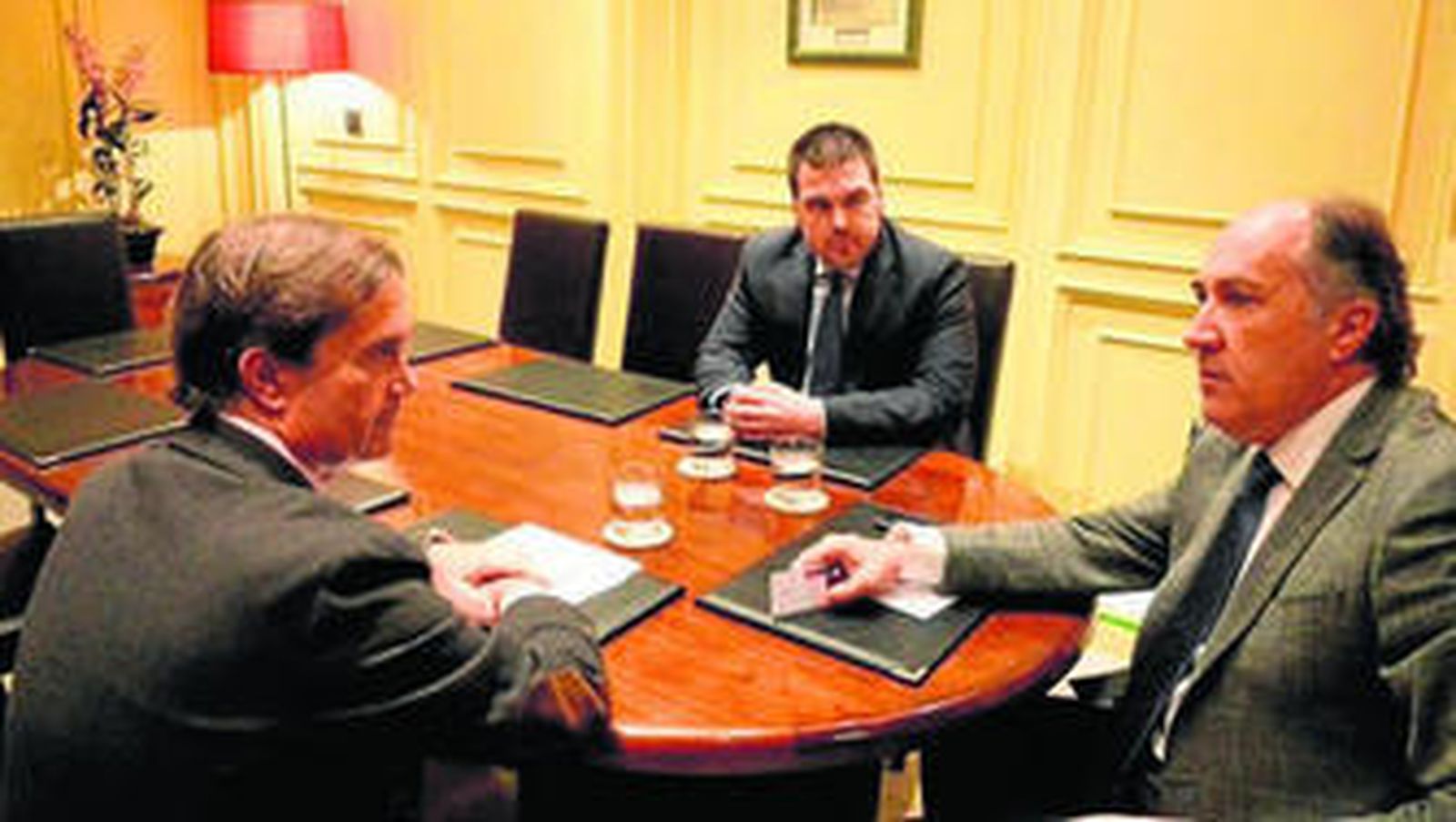 El alcalde, José Ignacio Landaluce, conversa con Antonio Ros y Juan Manuel Fuentes, ambos de CLH.