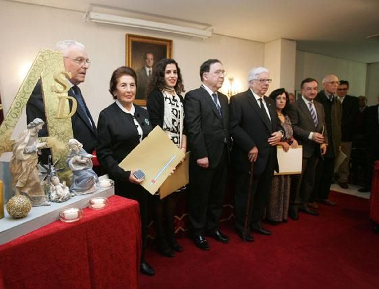 La Academia San Dionisio entrega sus distinciones 'Amigos de la Academia' a l teniente hermano mayor de La Defensión, Francisco Cómez Mori;  el profesor jubilado Antonio Sanz Zamorano, a los que se unen, “por su especial colaboración con la Corporación”, las periodistas de Diario de Jerez Pilar Nieto Reguera y Arantxa Cala Hurtado, el jefe de Protocolo de Cajasol, José Soto Ríos, y el coro de capilla ‘San Pedro Nolasco’. Los reconocimientos fueron entregados por el presidente de la Academia, Joaquín Ortiz Tardío por su apoyo a la Real Corporación

Foto: Pascual