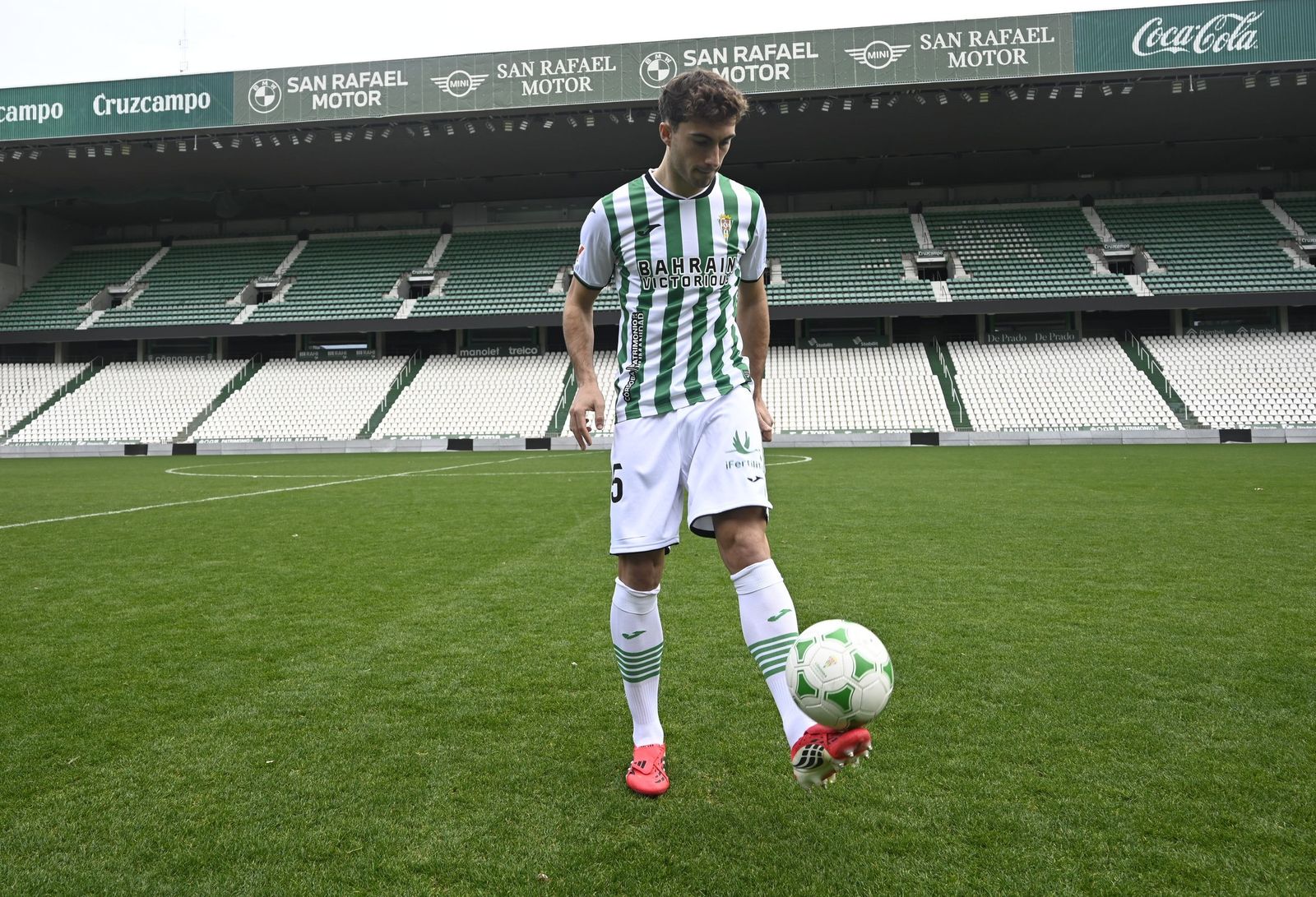 Las fotos de la presentación de Mikel Goti como jugador del Córdoba CF