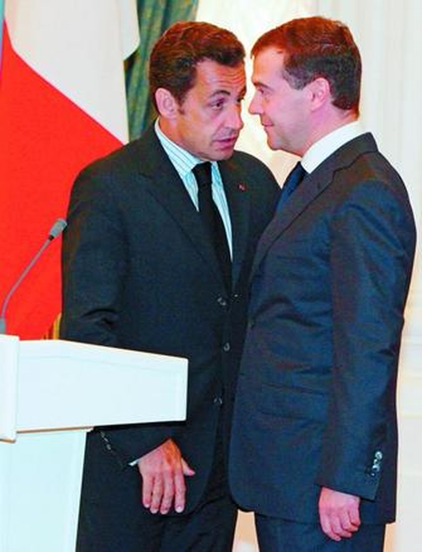 Sarkozy y Medvedev, tras finalizar su rueda de prensa de ayer.