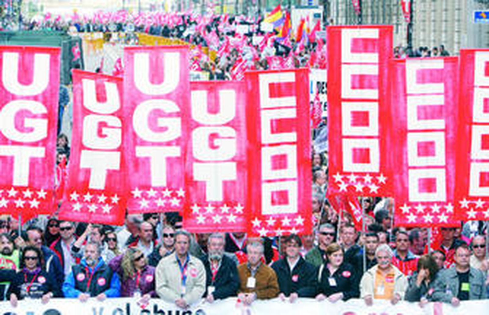 Los sindicatos UGT y CCOO se manifestaron ayer contra la crisis en Madrid.