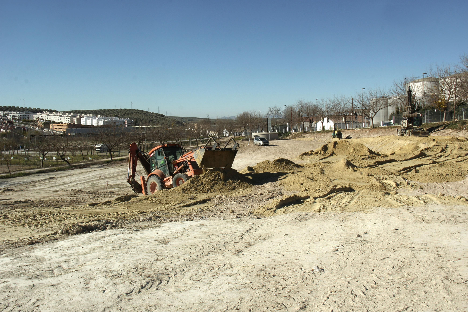 Trabajos de movimiento de tierras en el solar donde se ubicará el Parque Europa.