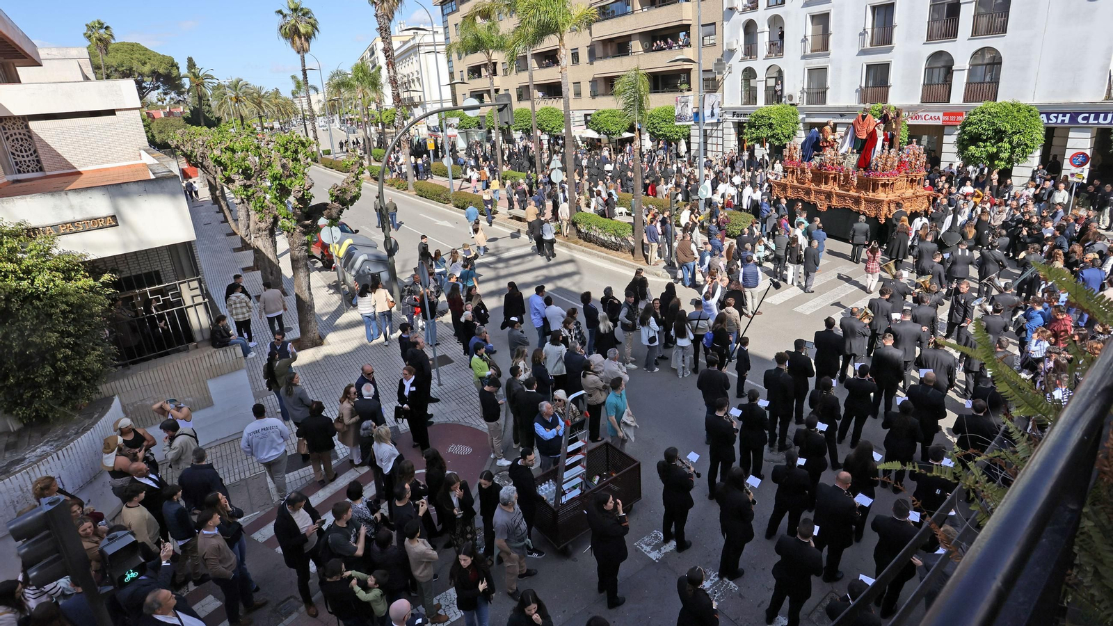 Imágenes de la Hermandad de la Sagrada Mortaja en el Sábado Santo de Jerez 2025