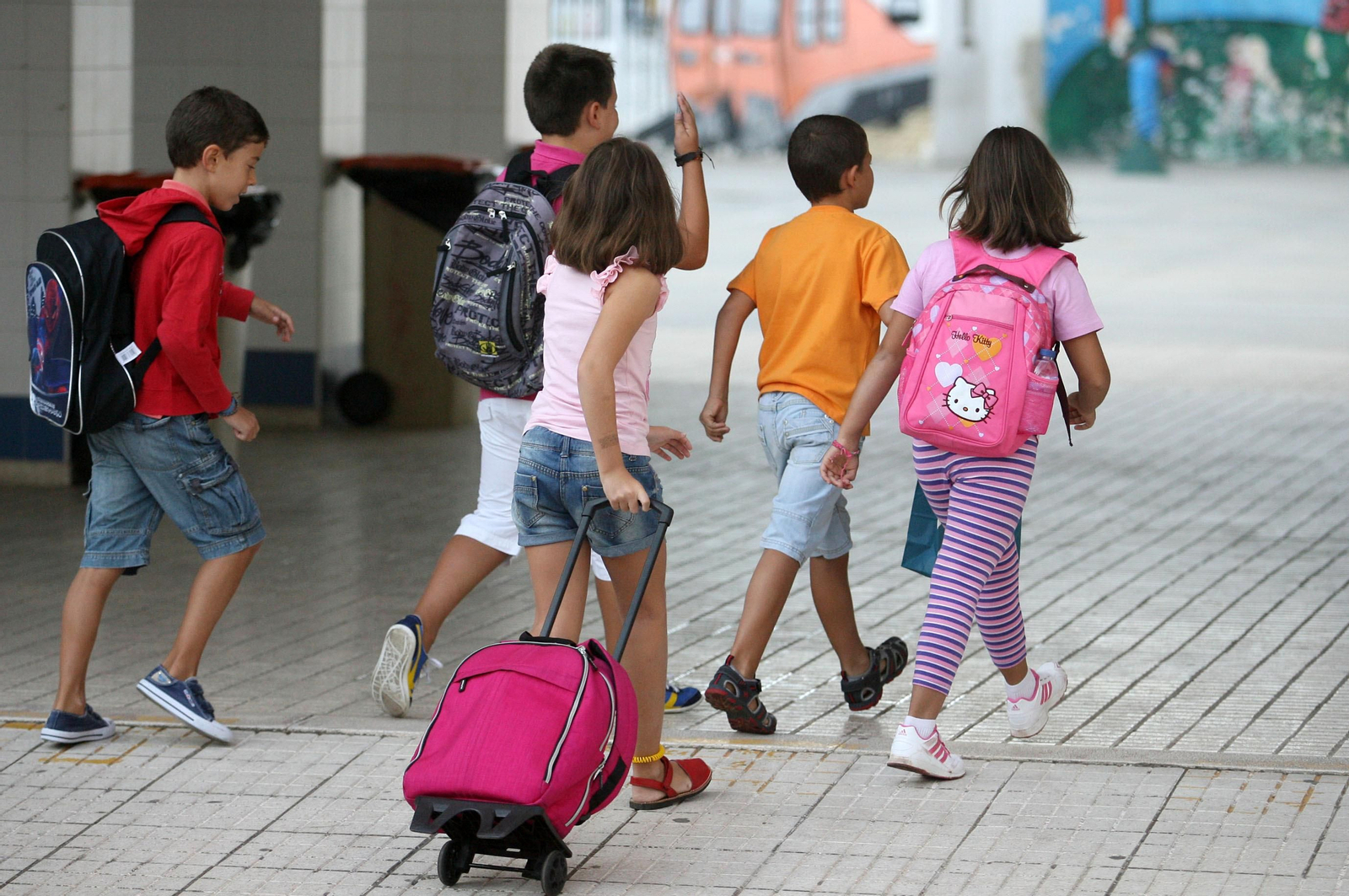 Escolares, accediendo a su centro educativo.