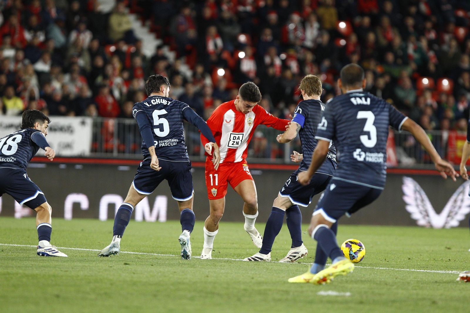 La U.D. Almería empata a uno contra el Cádiz y es campeón de invierno, en imágenes
