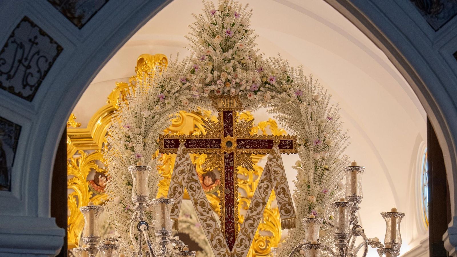 Villarrasa da la bienvenida a la primavera con sus tradicionales Cruces de Mayo