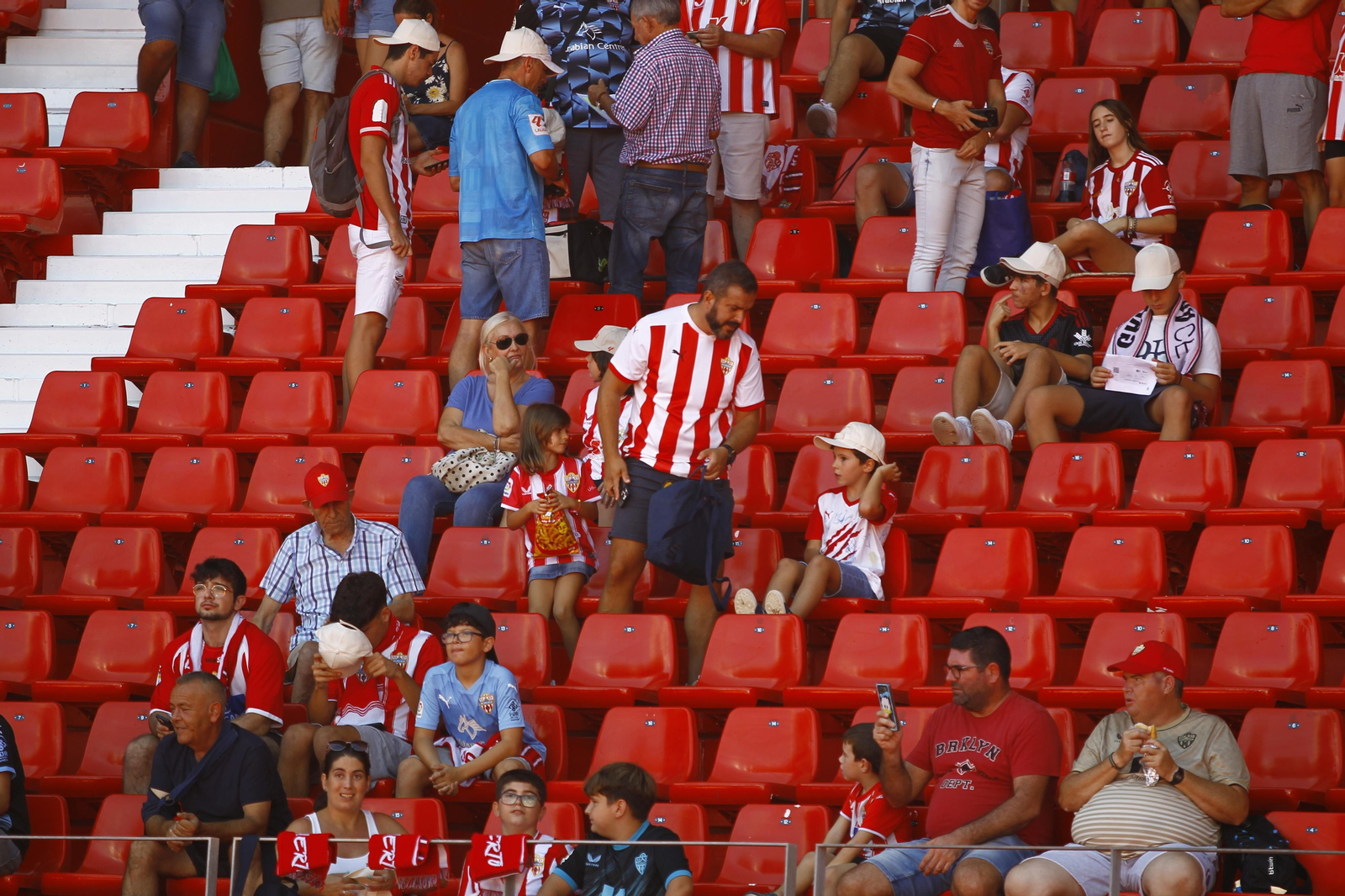 Imágenes del empate a 3 de la U.D. Almería y el Granada C.F.