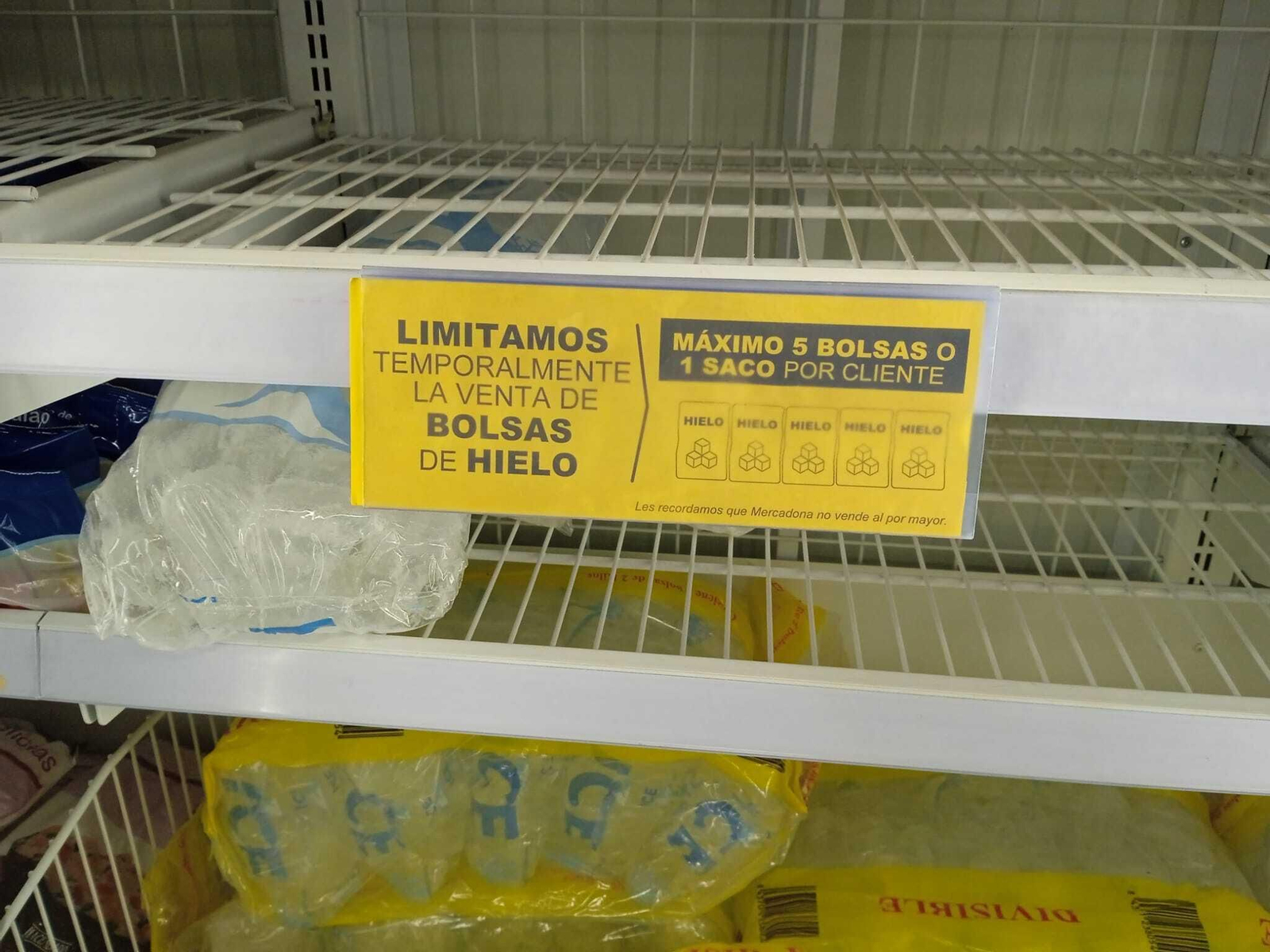 Un cartel que avisa de los límites en la venta de hielo a los clientes