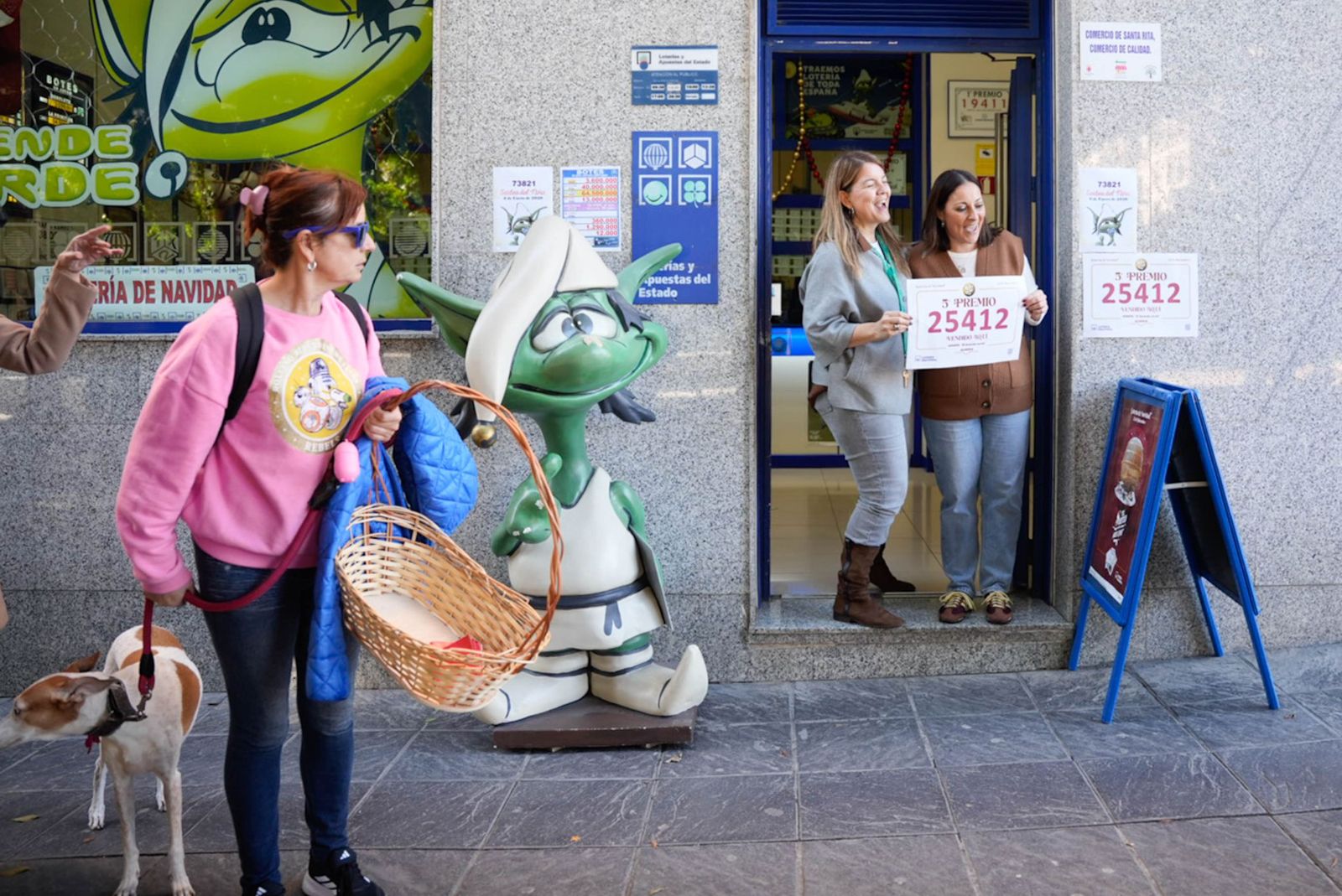 La lluvia de millones de la Lotería de Navidad llega a Roquetas, Las Norias, Las Cabañuelas y a Almería, en fotos