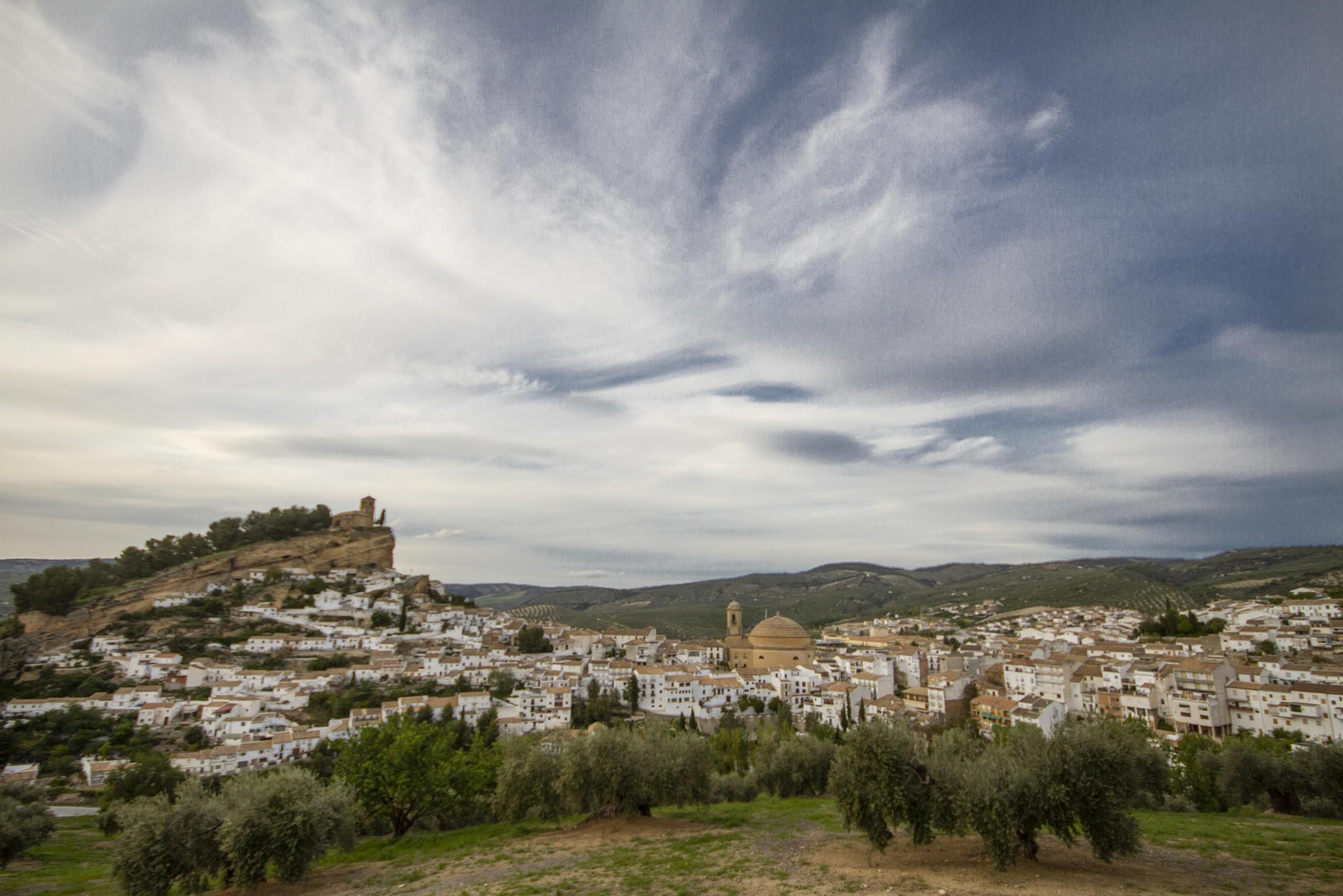 Montefrío debería estar cerrado perimetralmente pero la justicia no lo avala