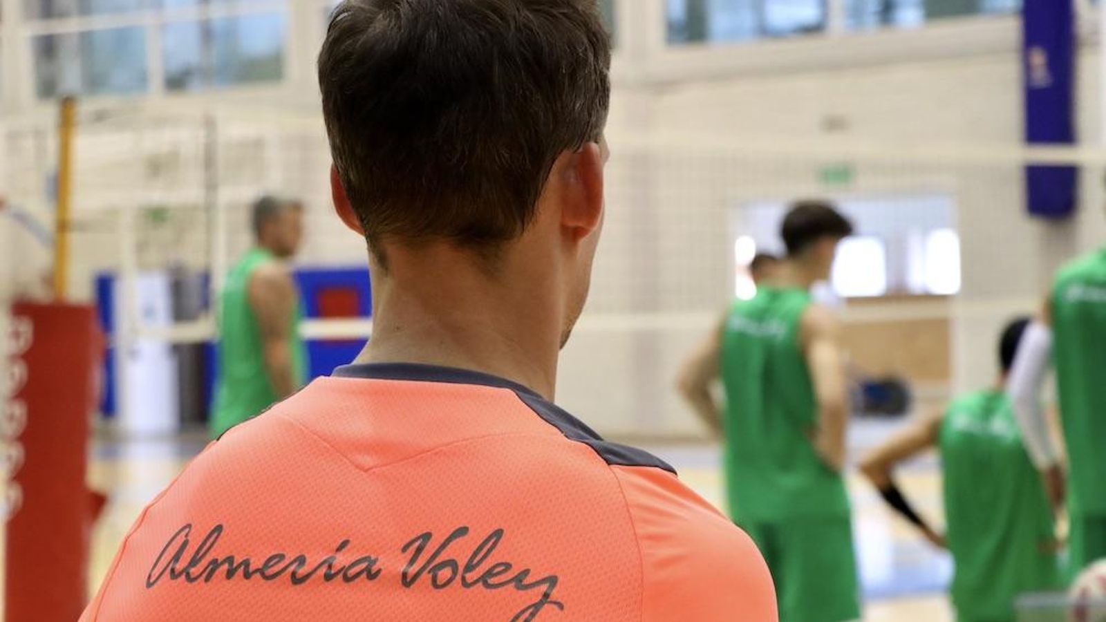 Uno de los integrantes del cuerpo técnico del conjunto ahorrador observa uno de los entrenamientos de pretemporada.