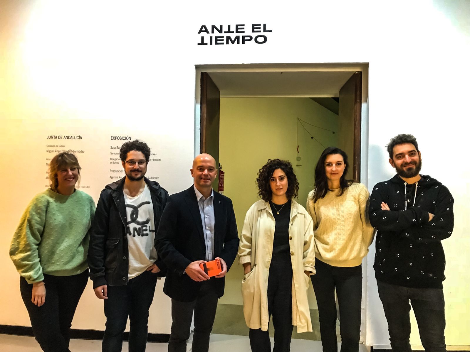 En el centro, el delegado de Cultura, José Manuel Girela, con los artistas que participan en el proyecto.