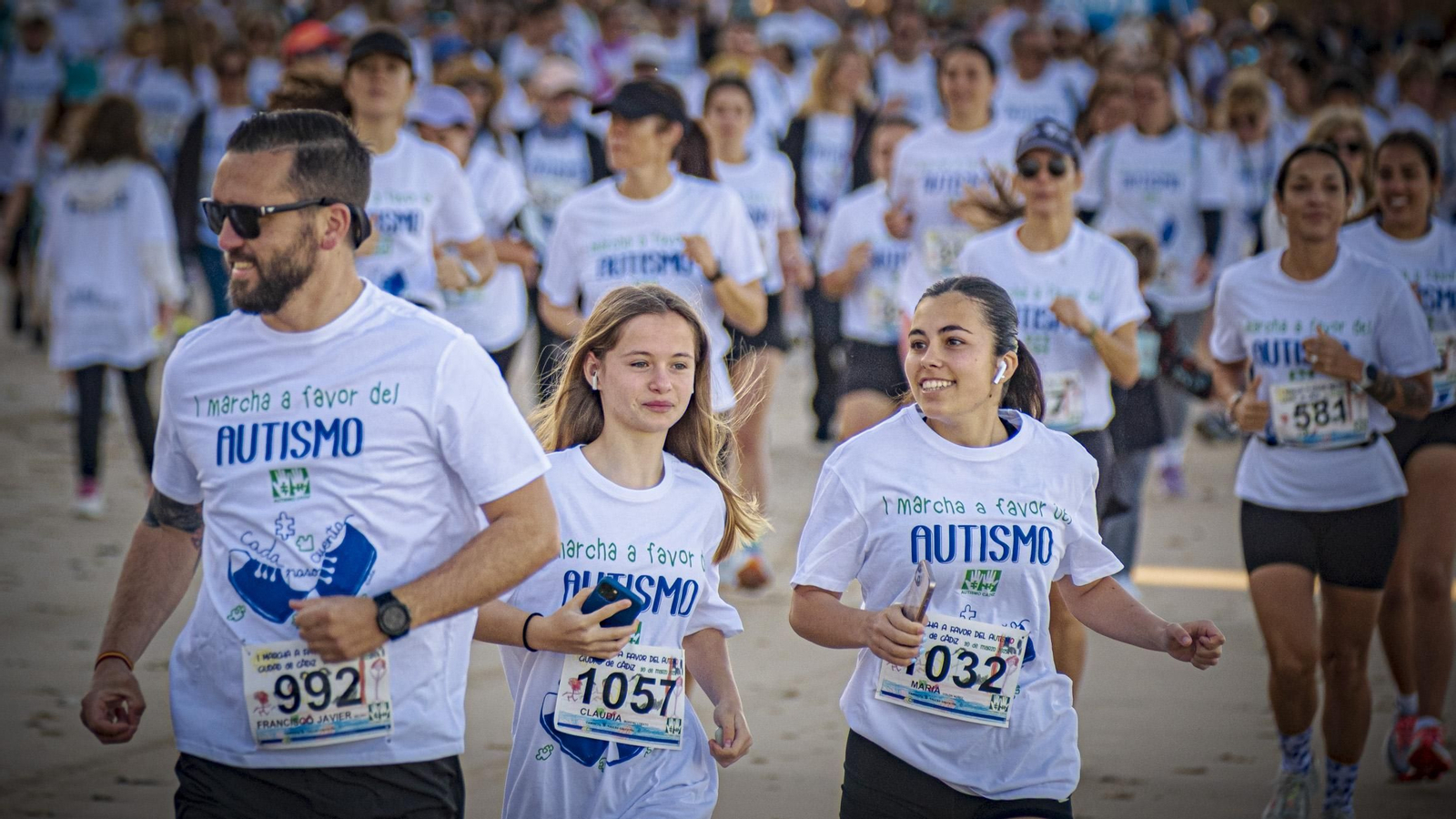 Búscate entre las imágenes de la  ‘I Marcha a favor del autismo’ en Cádiz