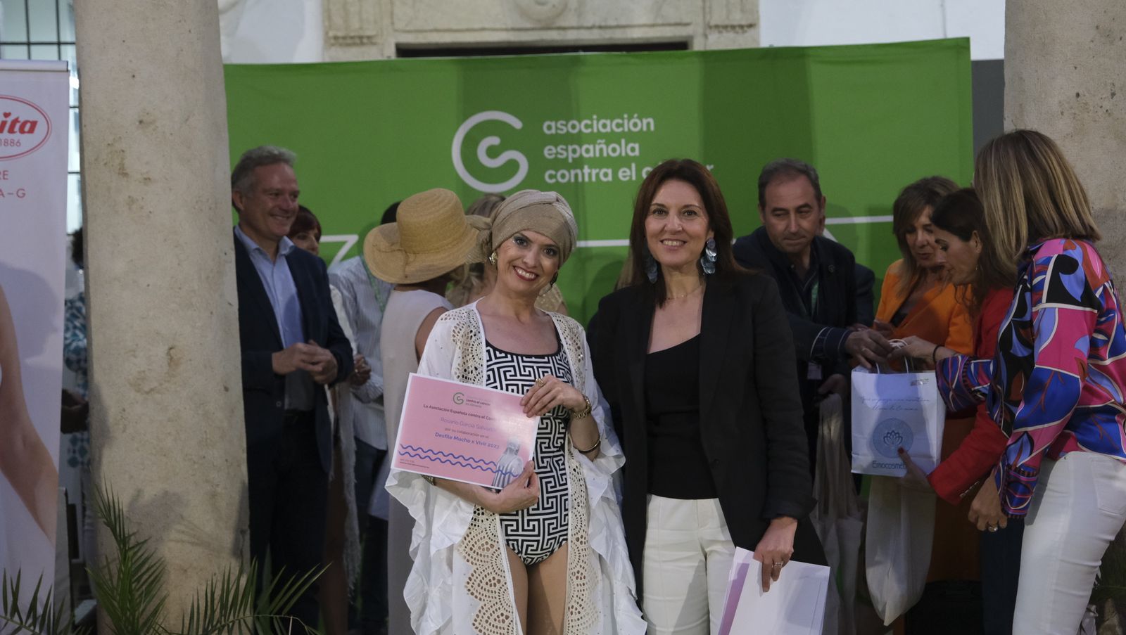 Imágenes del desfile benéfico contra el cáncer, en la Escuela de Artes de Almería