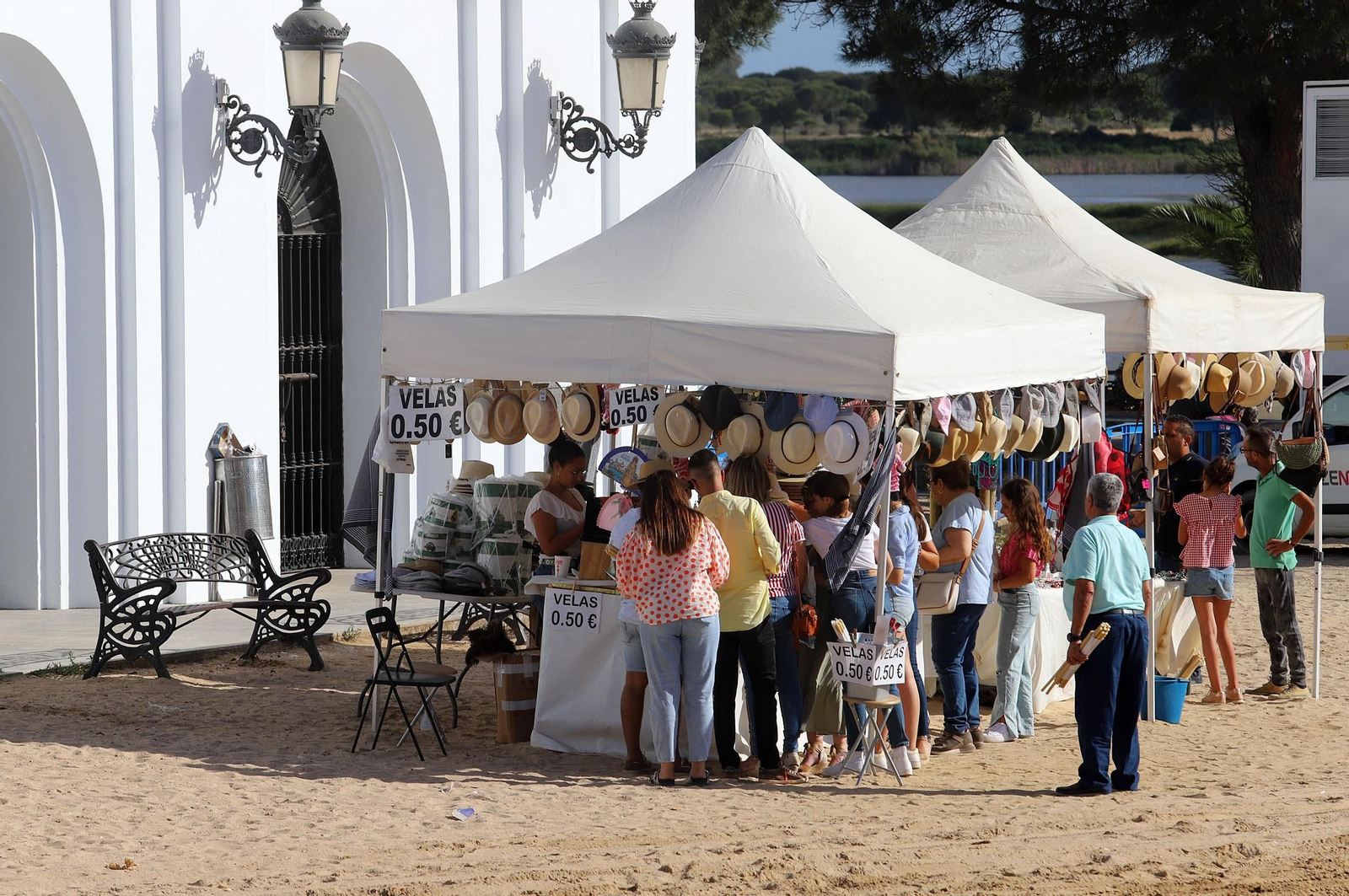 Ambiente en la aldea del Rocío previo a la llegada de las Hermandades, en imágenes