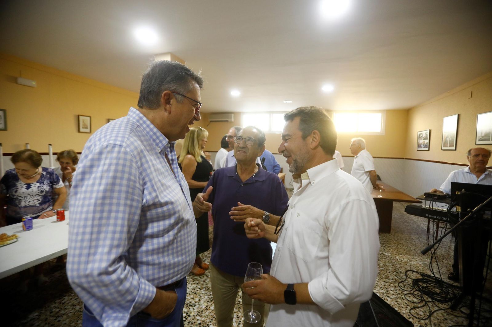 El perol de exconcejales de Córdoba contra la crispación política, en imágenes