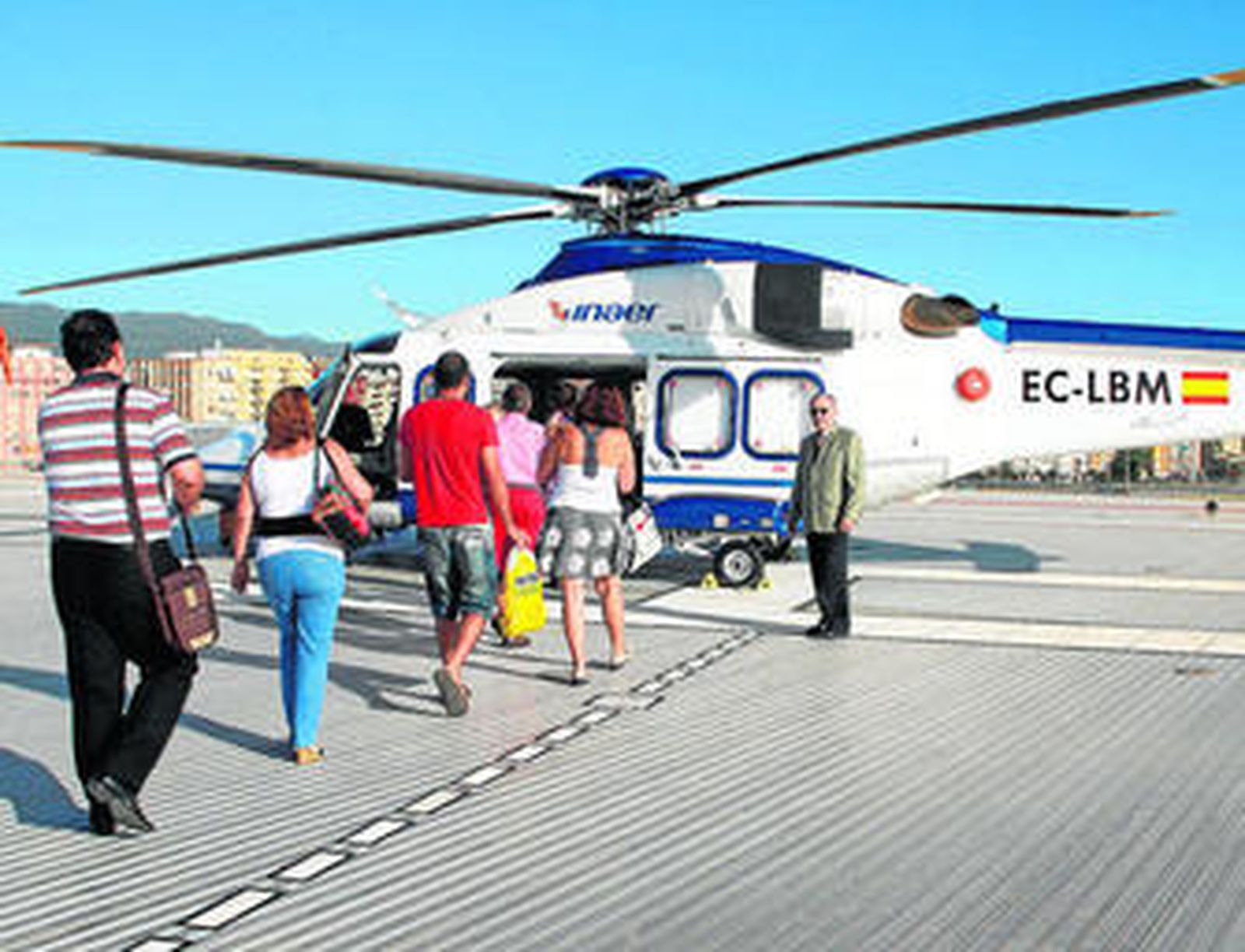 Imagen de los pasajeros que estrenaron la conexión aérea de Algeciras con Ceuta.