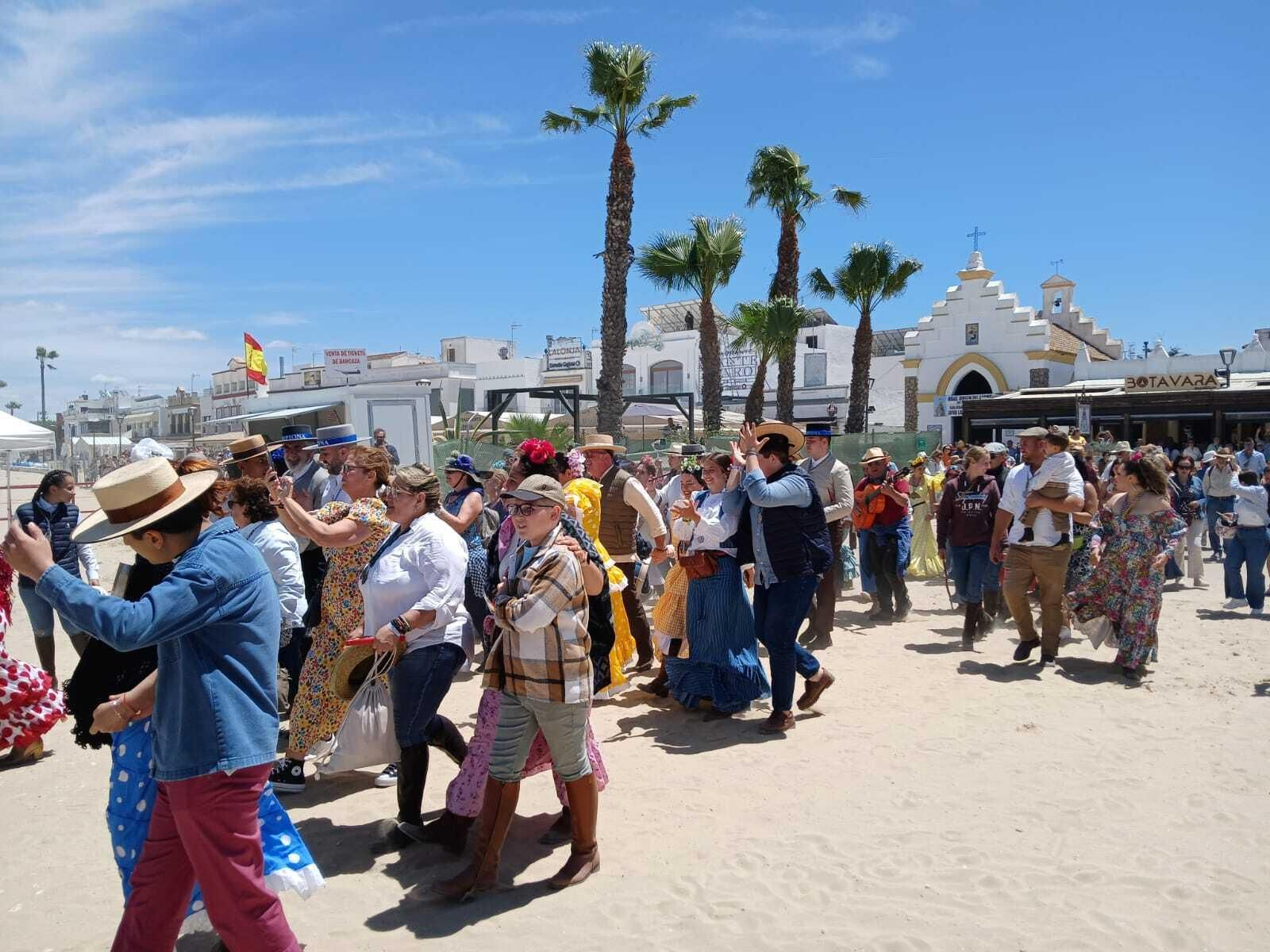 Rocío 2024: Imágenes del Primer día de embarque de romeros en Bajo de Guía en Sanlúcar