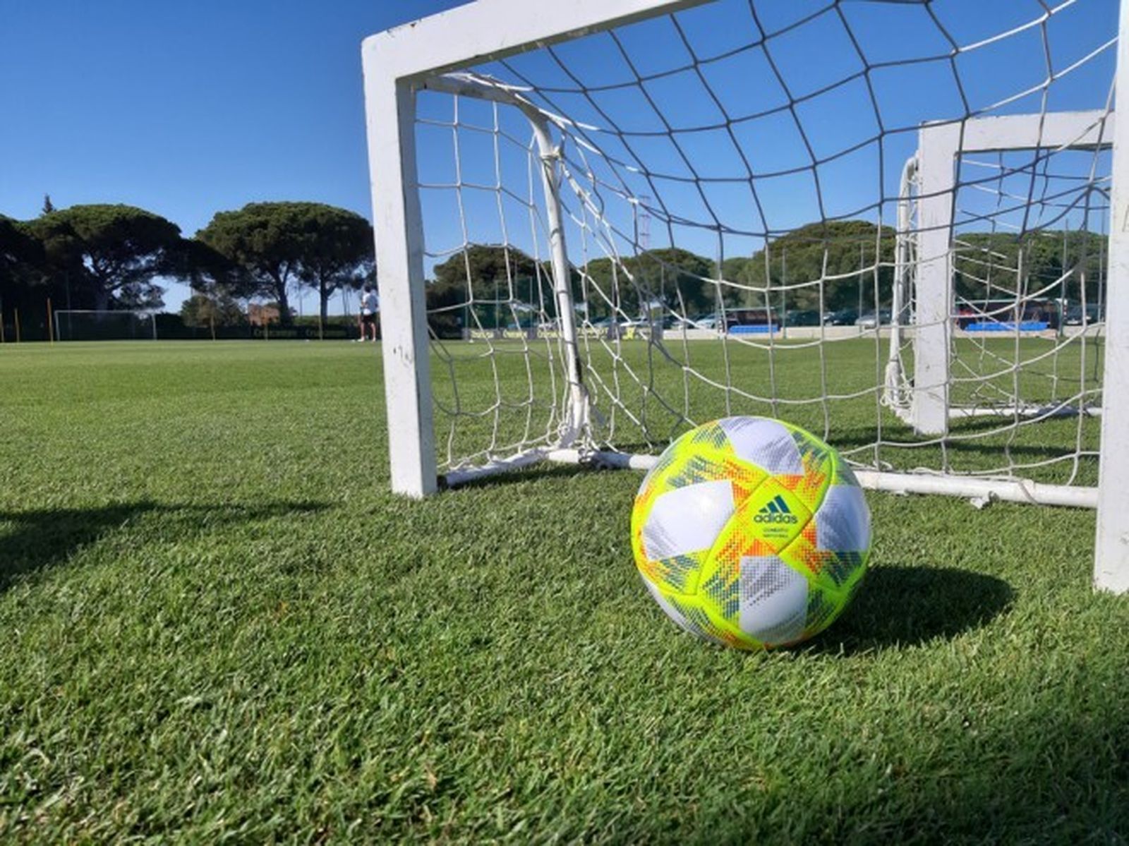 Un balón en una portería pequeña en El Rosal.