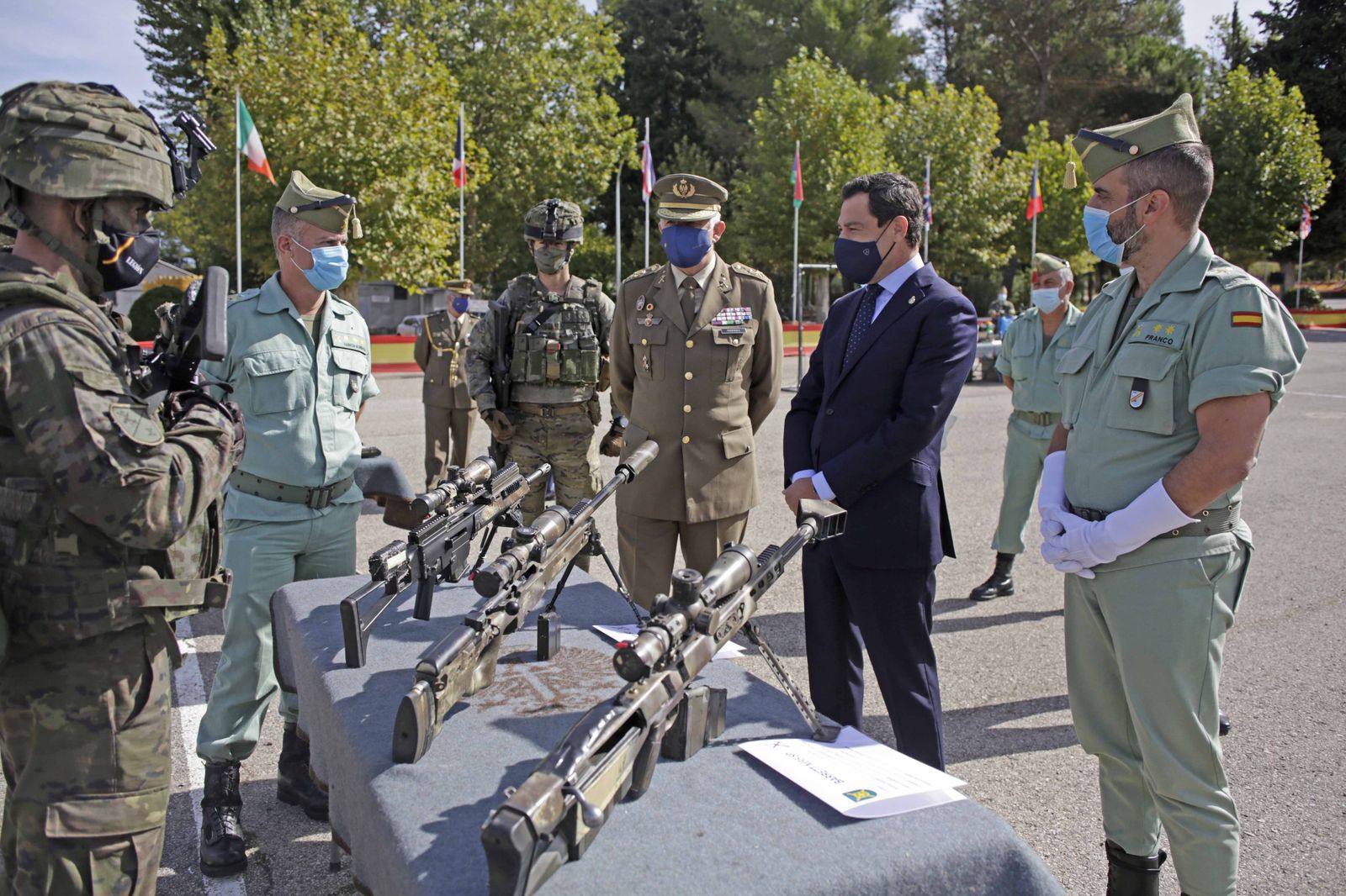 Fotos de la visita de Juanma Moreno a la Legión en Ronda