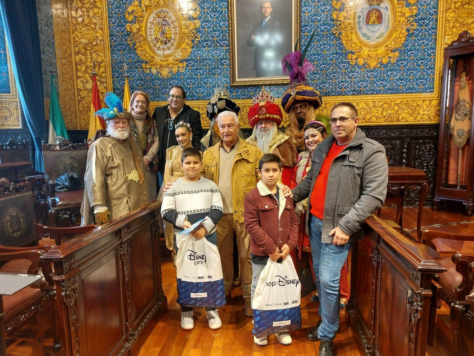 La familia de los hermanos agraciados, con los Reyes en el Ayuntamiento de Algeciras.