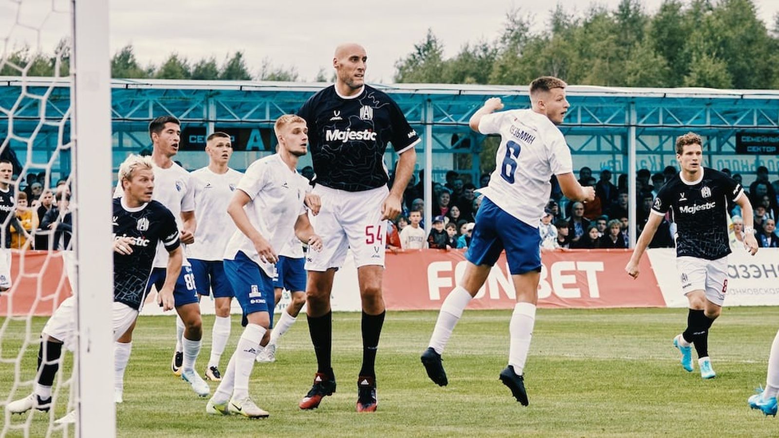 El futbolista en el área rival