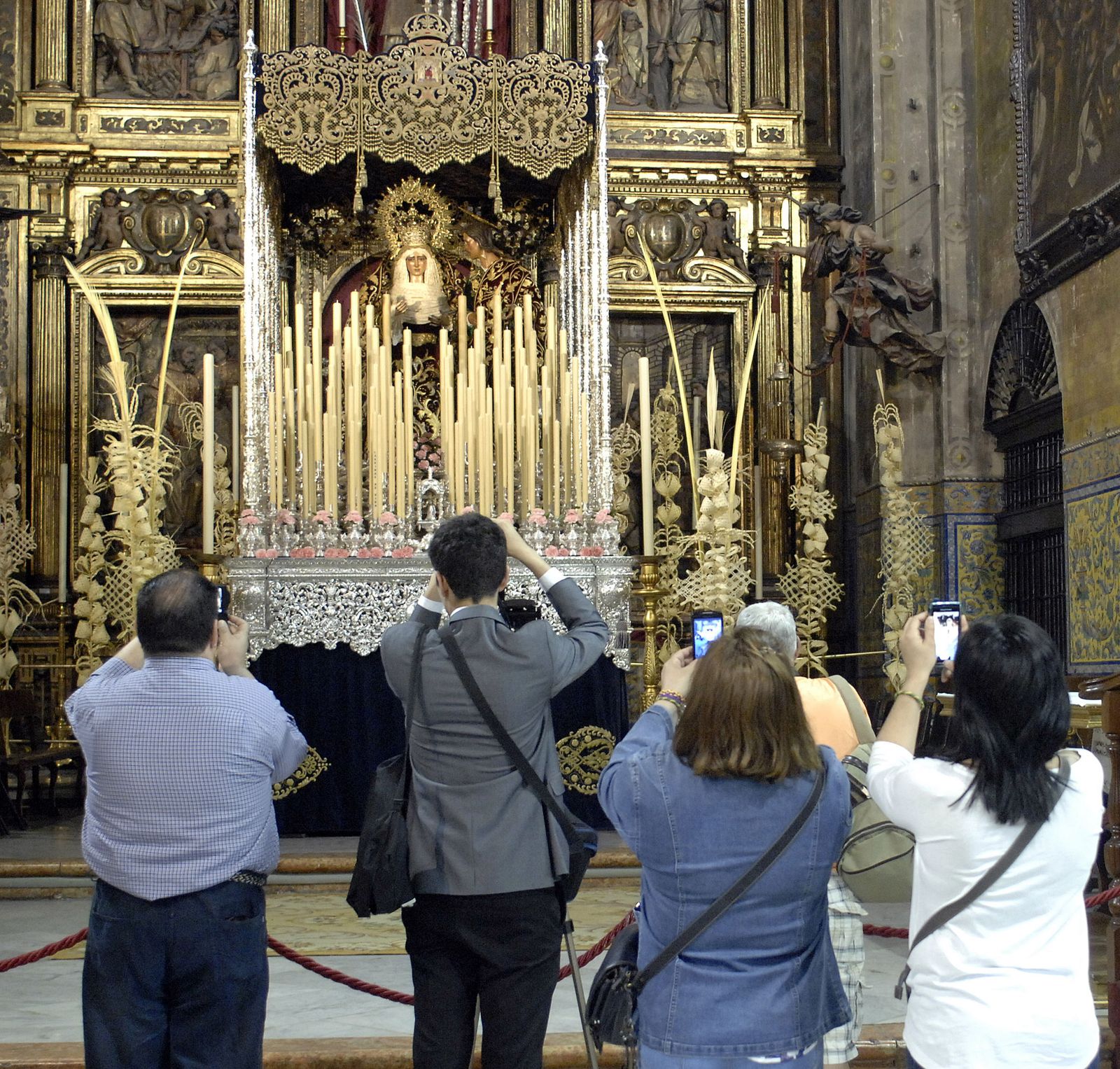 La Virgen del Dulce Nombre en el presbiterio de San Lorenzo.