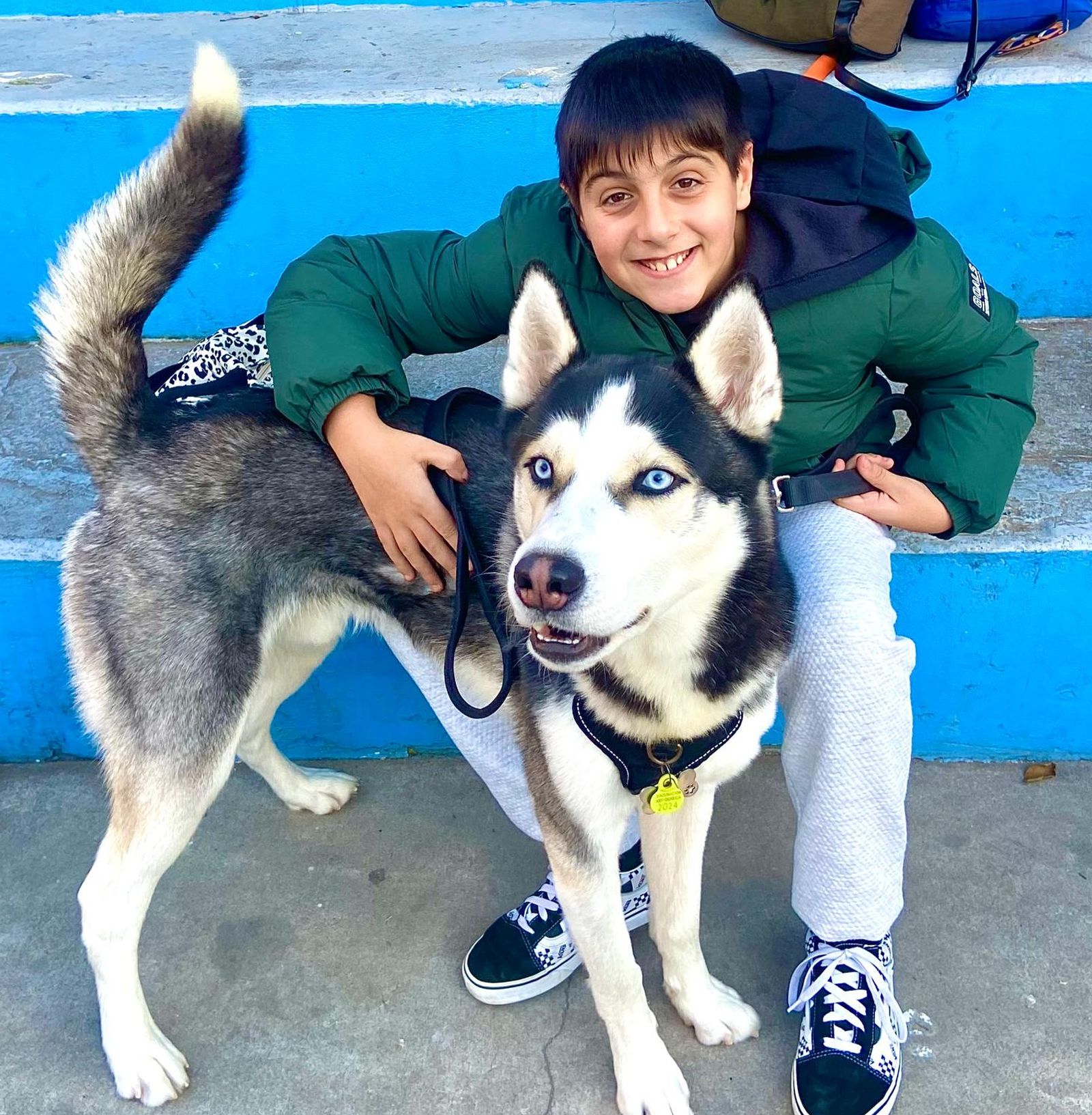 Uno de los  niños que decidieron acercar a su bonito perro hasta el centro educativo