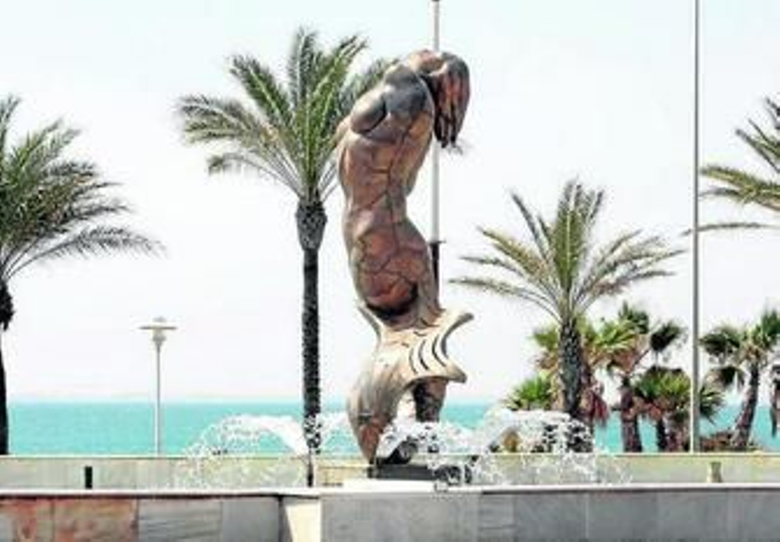 La nueva escultura luce en la rotonda del Maestro Padilla.