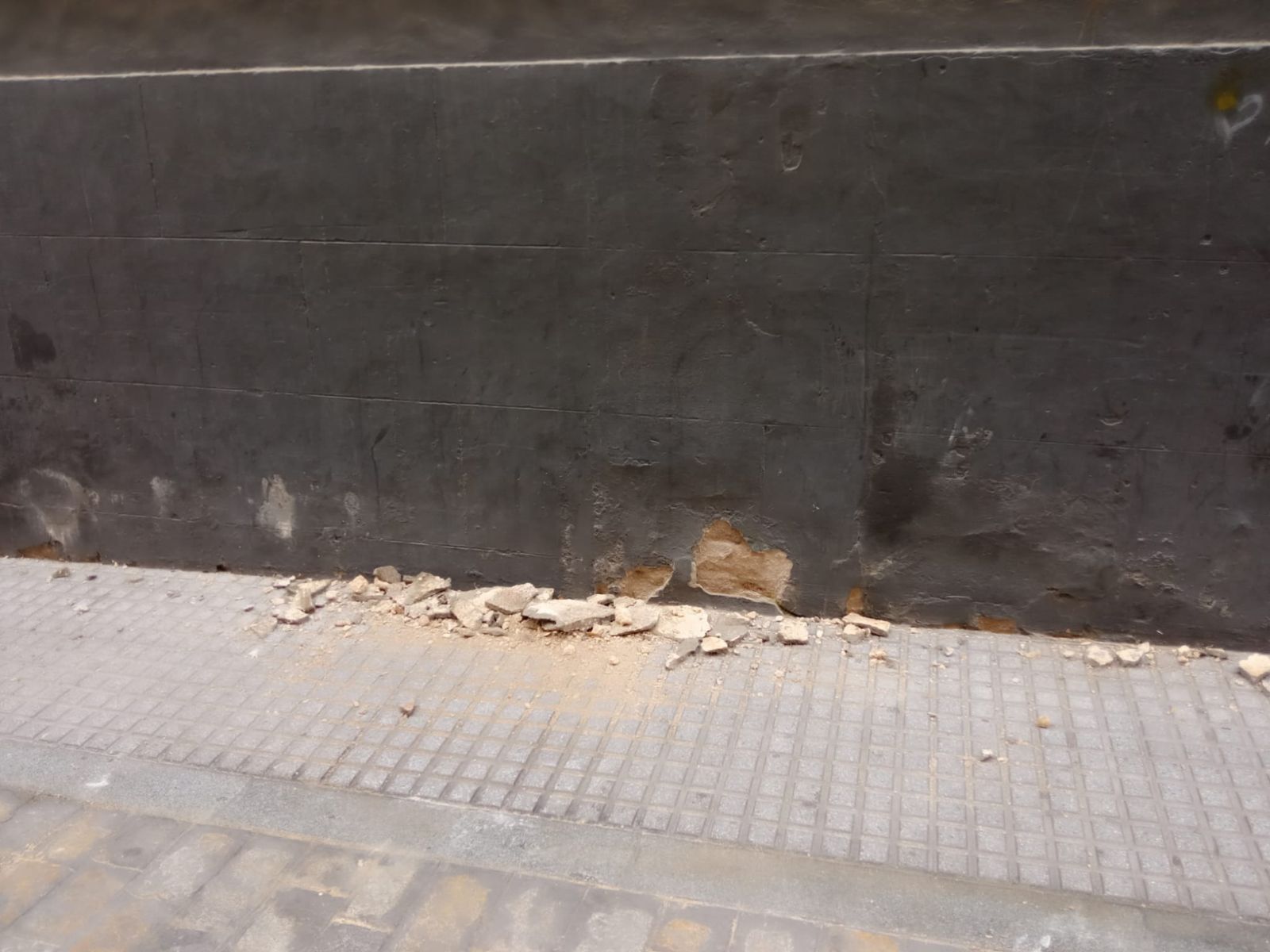 Desprendimiento en la cornisa de la fachada del colegio pública San Felipe en Cádiz.