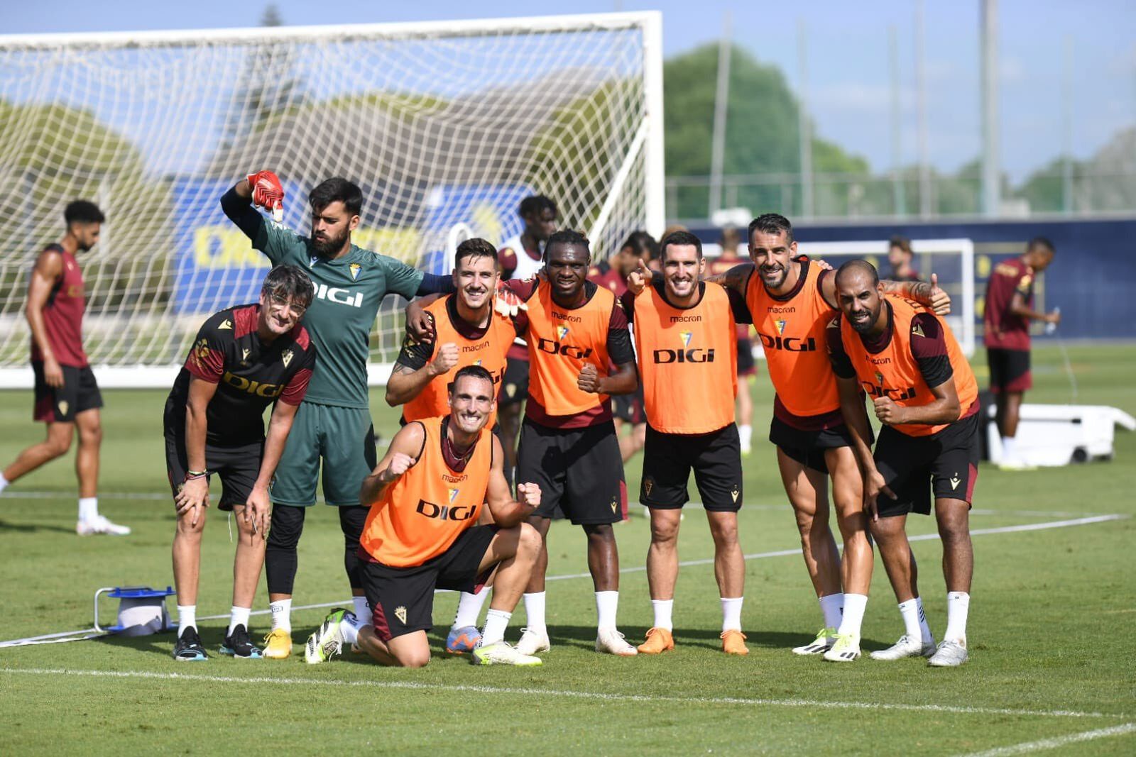 Jugadores del Cádiz sonrientes en un entrenamiento.