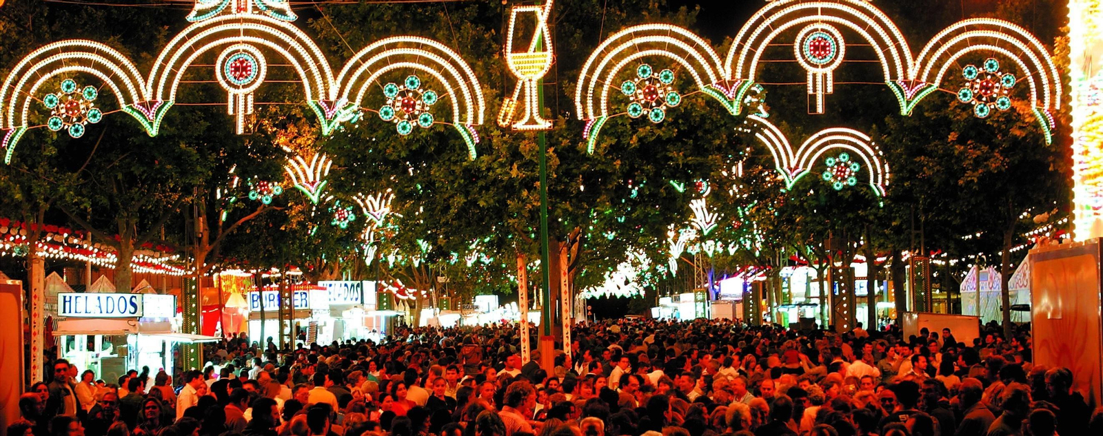 Las banderas en una imagen de noche, a finales de los años 90.