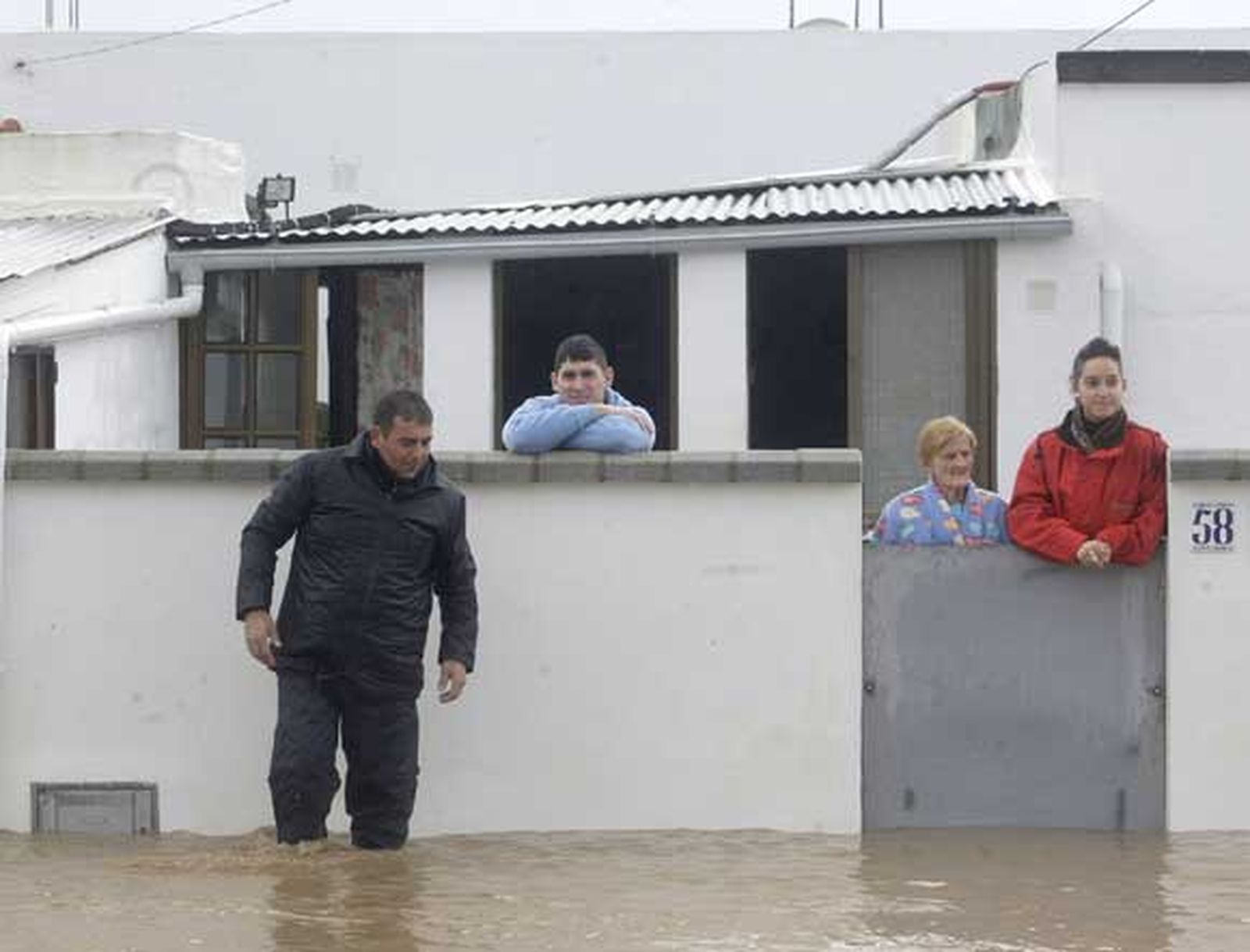 Rescatadas en Los Barrios varias personas aisladas por la lluvia en sus casas