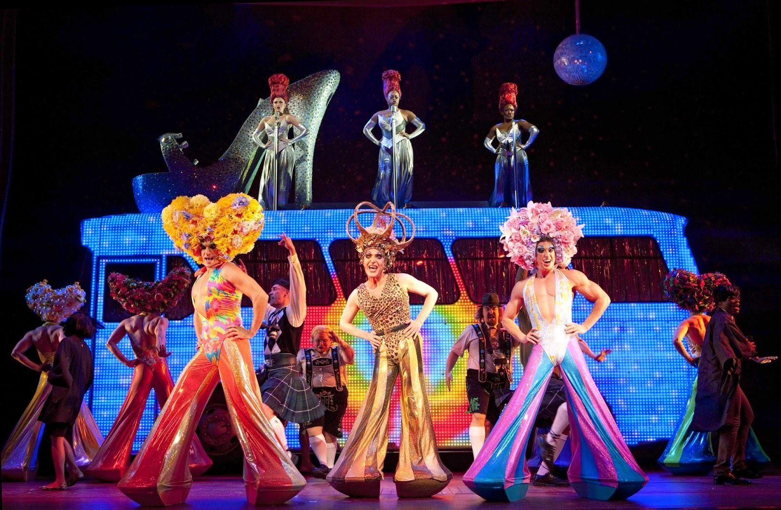 Los protagonistas del musical 'Priscilla, reina del desierto'.