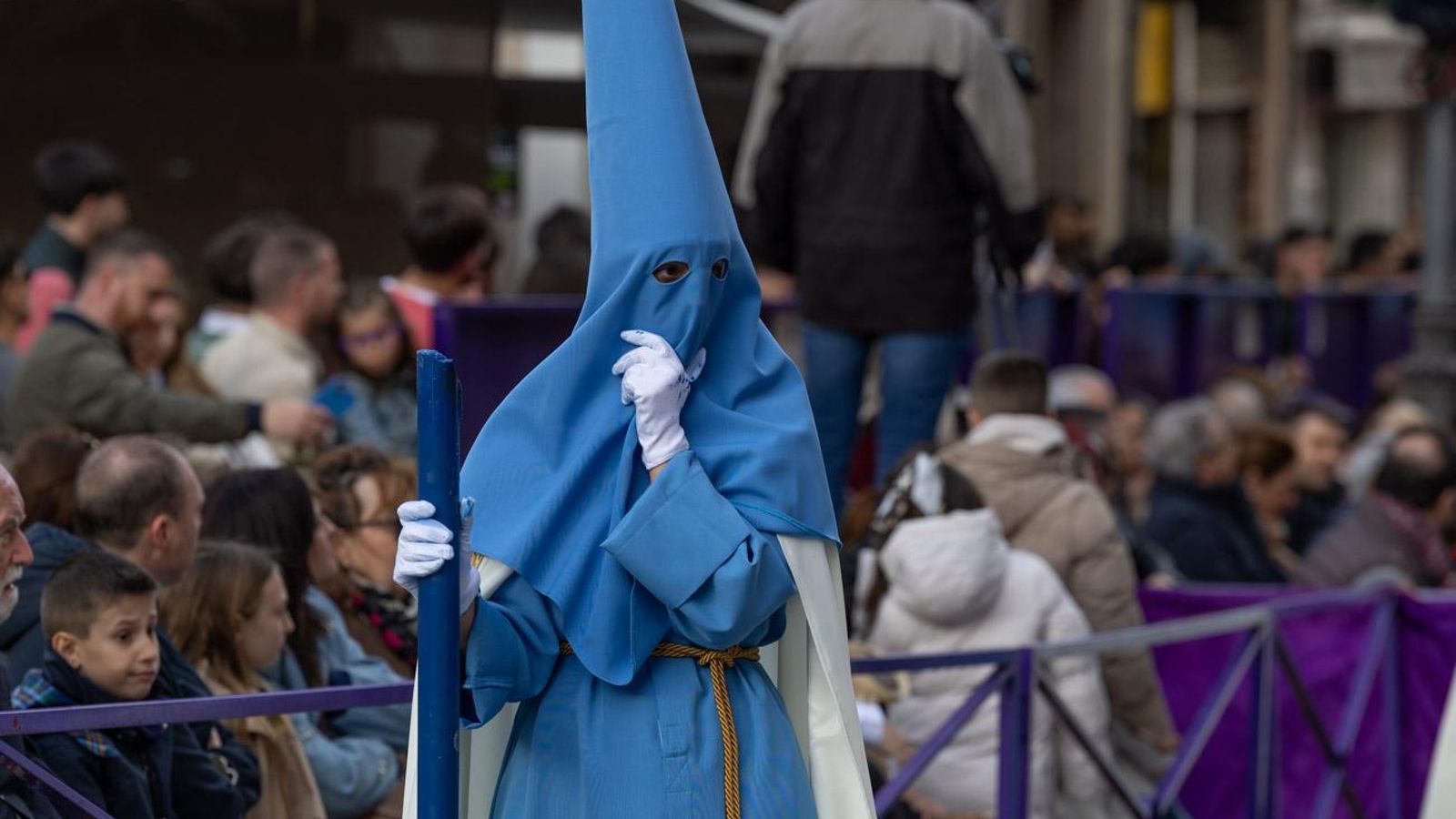 Los cofrades se rinden ante los grandes pasos de misterio del Lunes Santo