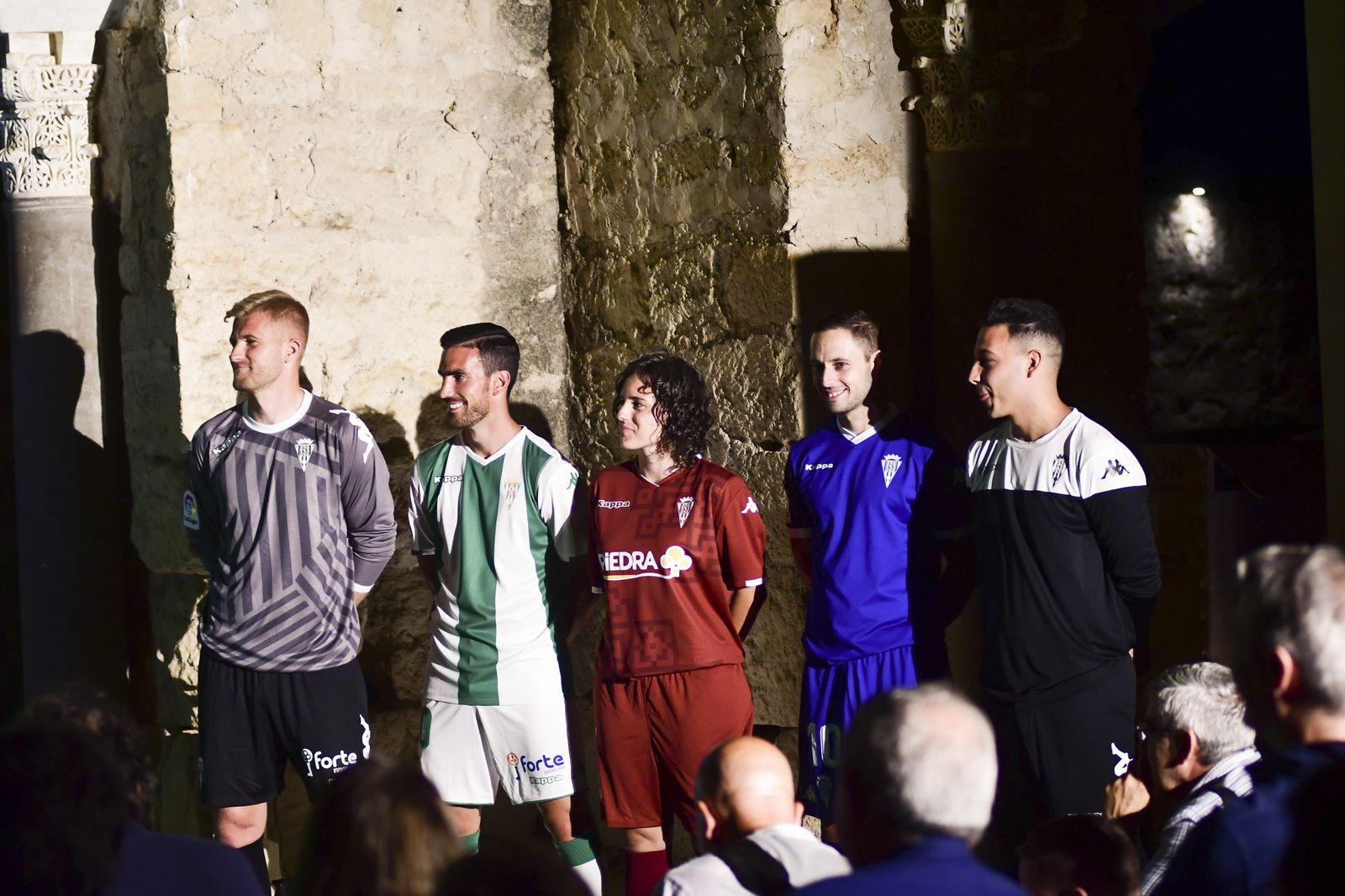 El Córdoba CF presenta sus nuevas camisetas en Medina Azahara