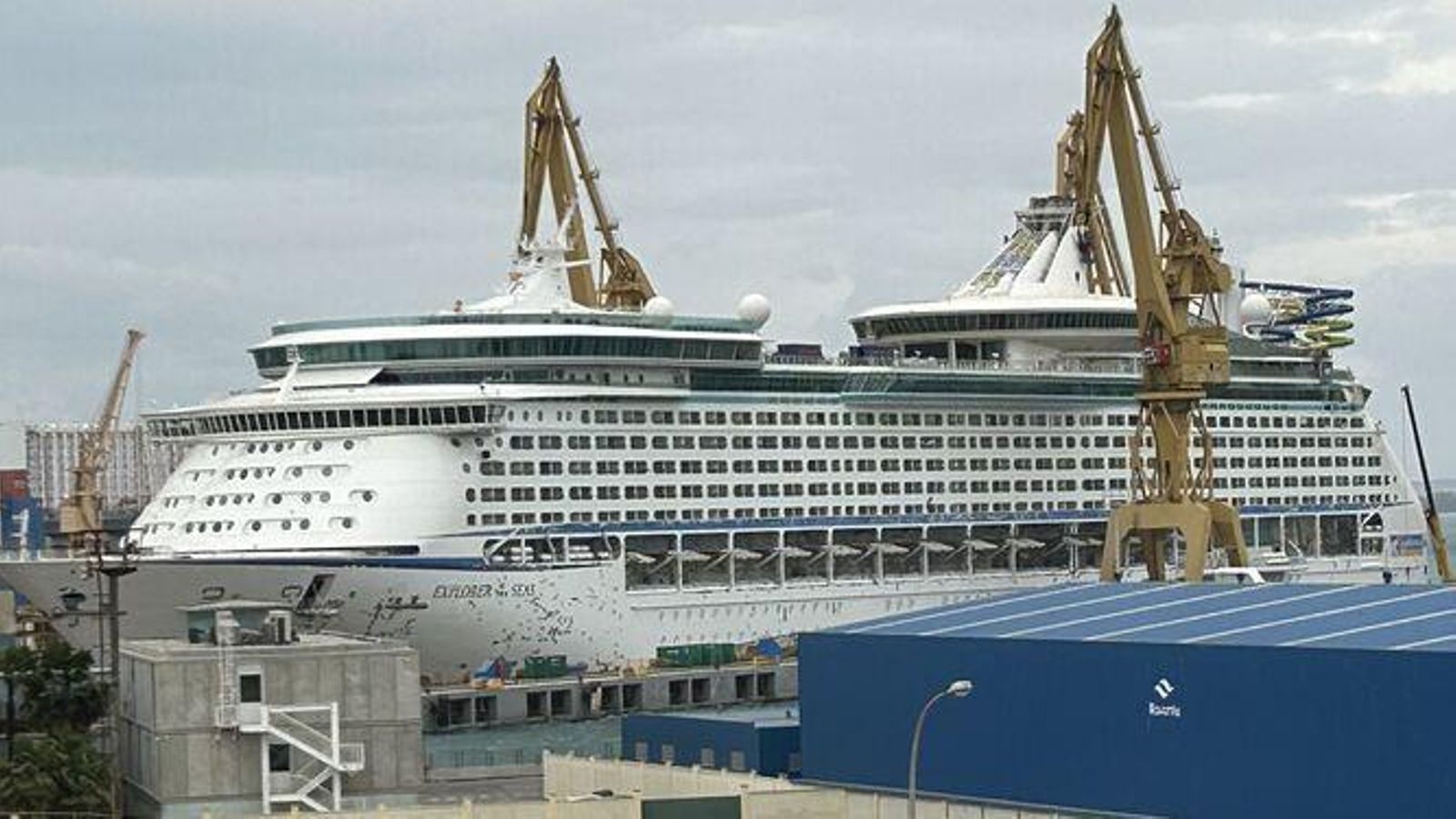 El crucero de Royal Caribbean Explorer of the Seas, al inicio de su varada en la factoría de Navantia en Cádiz El crucero de Royal Caribbean Explorer of the Seas, al inicio de su varada en la factoría de Navantia en Cádiz