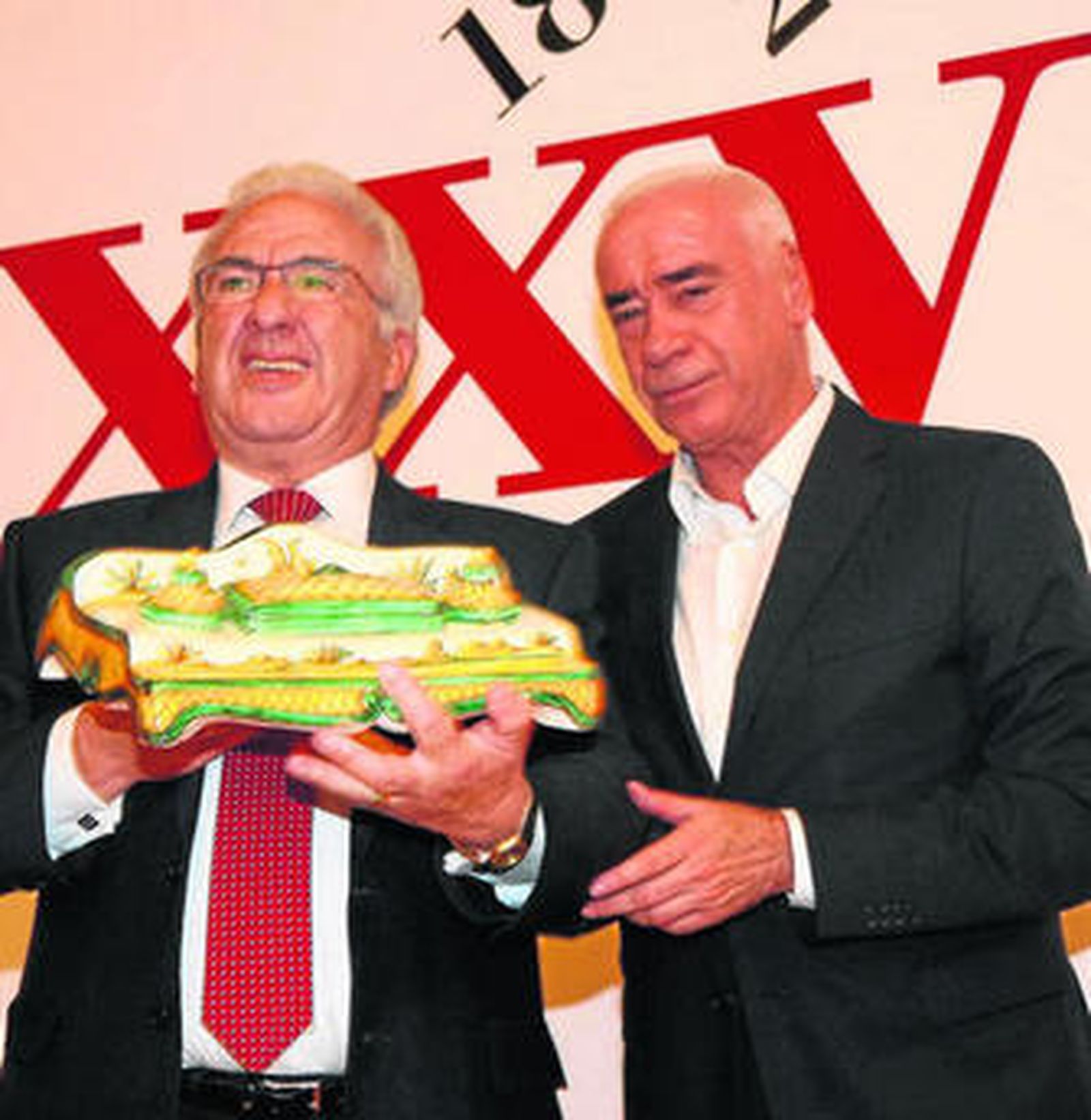 Luciano Alonso entregó ayer un premio de homenaje a Antonio Robles (arriba) y a Francisco Saavedra.