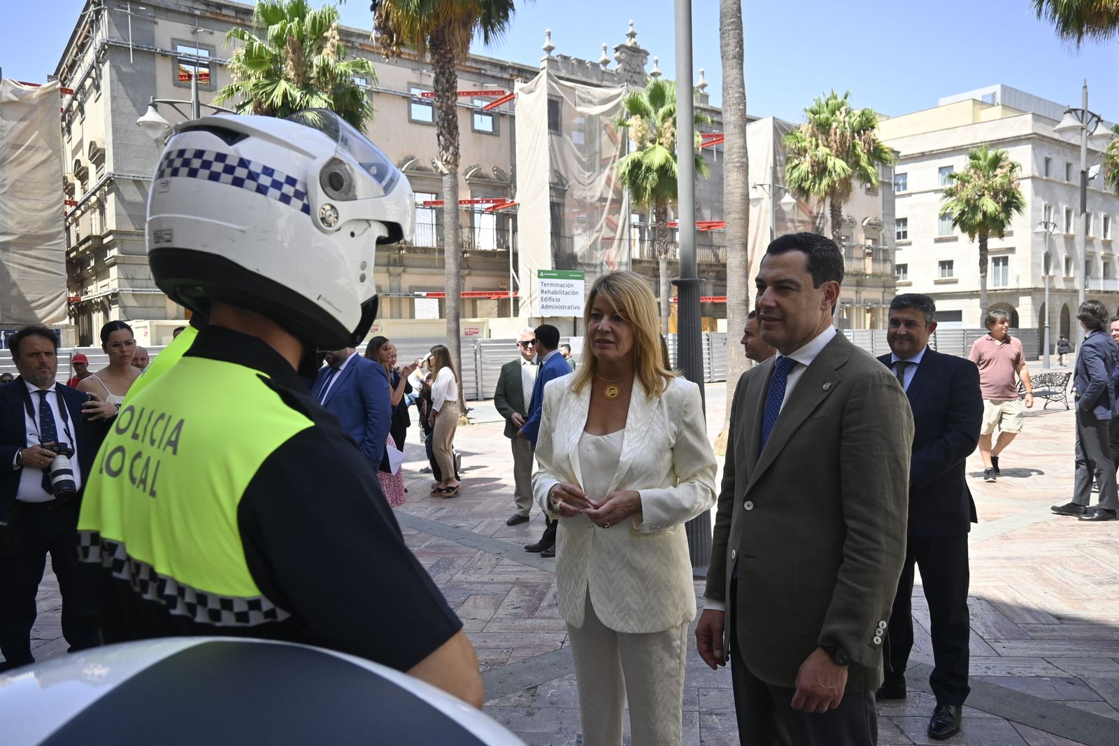 Visita de Juanma Moreno al Ayuntamiento de Huelva, en Imágenes
