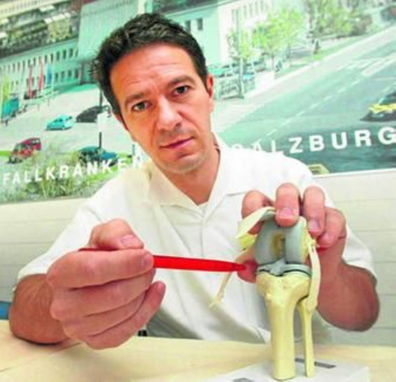 El cirujano Wolfgang Marth muestra la lesión en el cartílago de la rodilla del esquiador Frederik Nyberg.