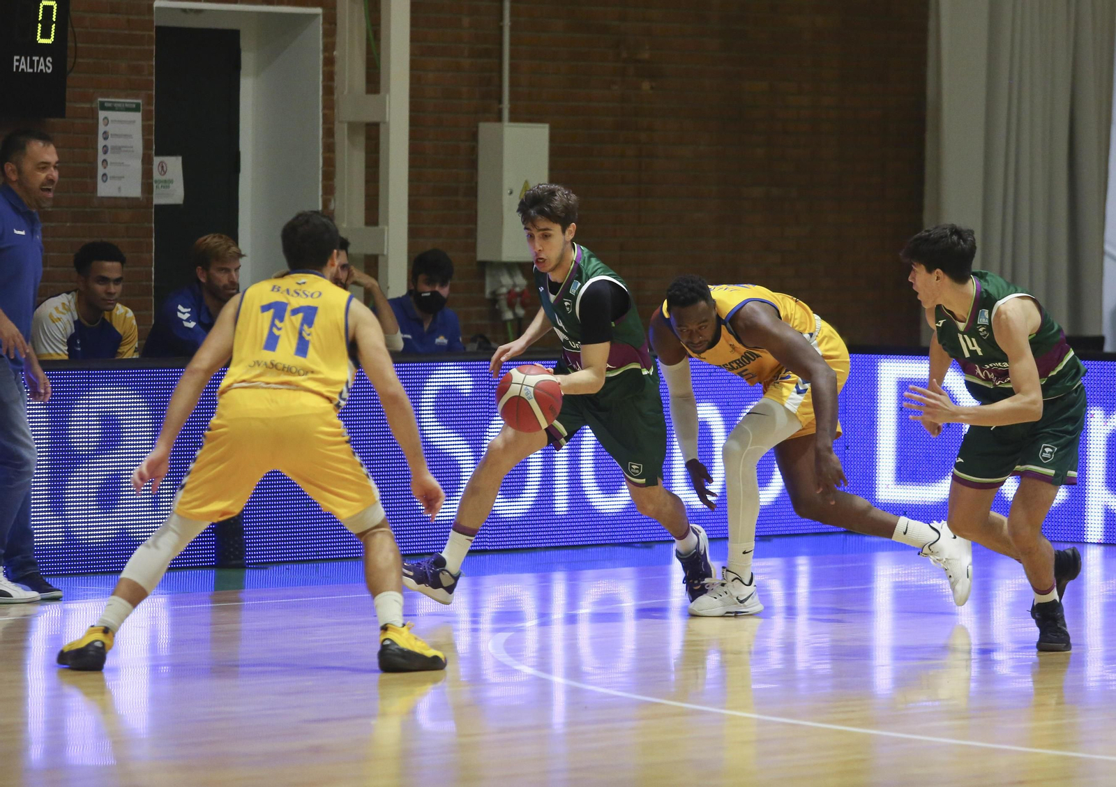 El Novaschool se lleva el derbi ante el Unicaja en Los Guindos