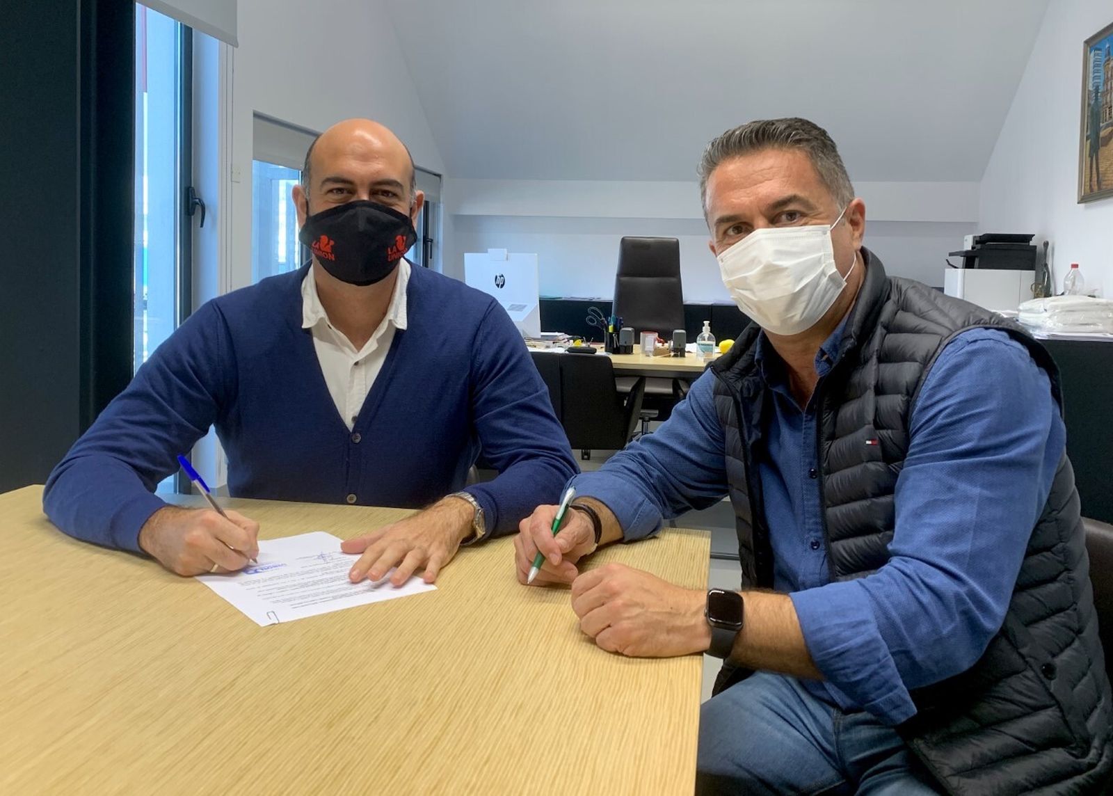 Jesús Barranco (CEO de La Unión Corp.) y Juan Carlos Rodríguez (Director Comercial de Koppert en Almería) en la firma del convenio