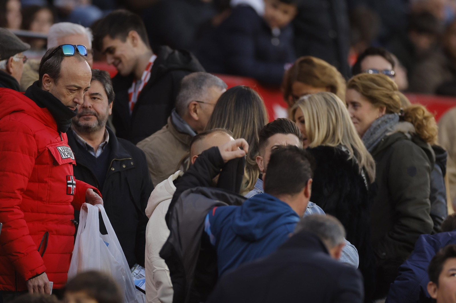 Búscate en las fotos del Sevilla-Elche