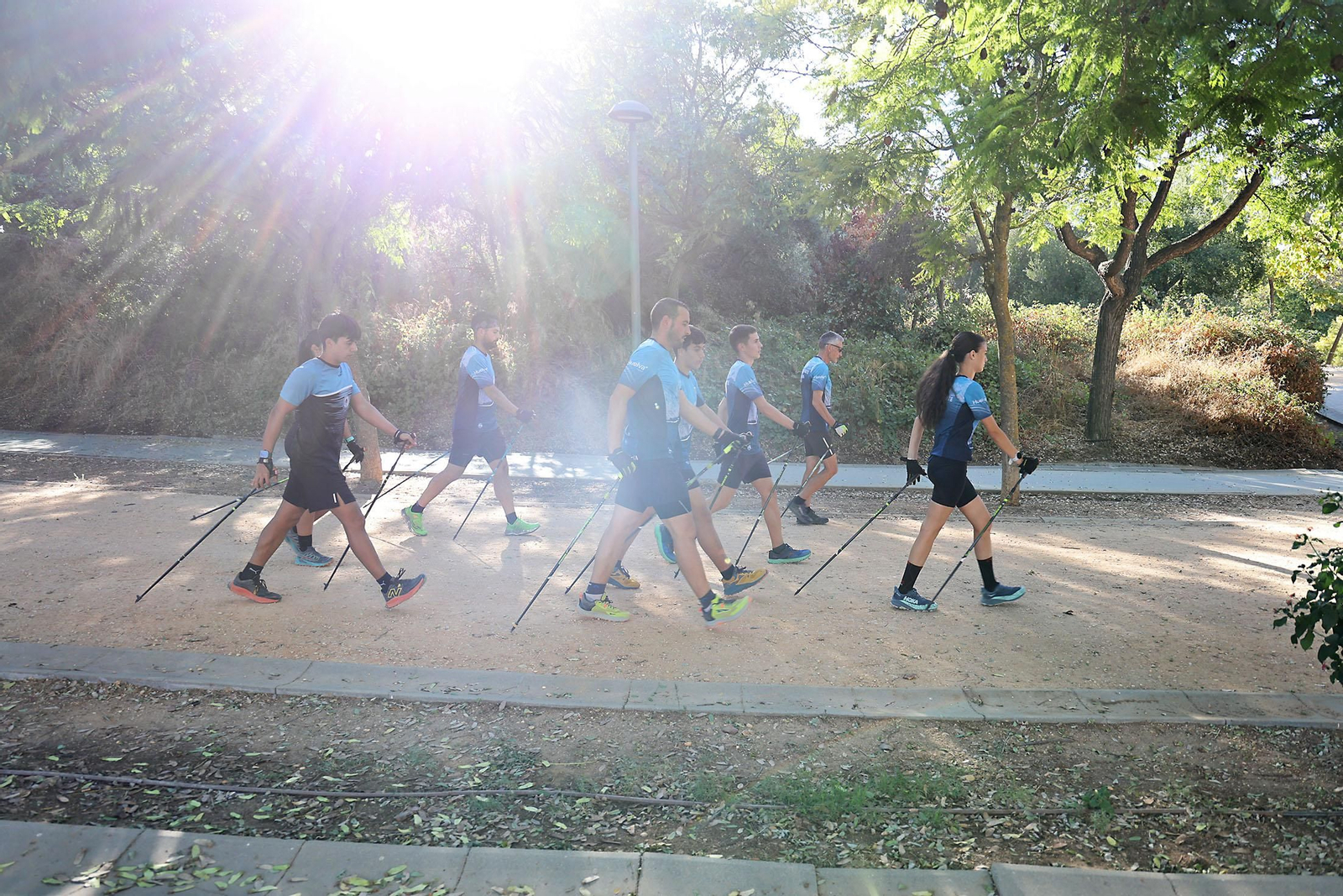 Imágenes de un entrenamiento de marcha nórdica del CD Multideportes