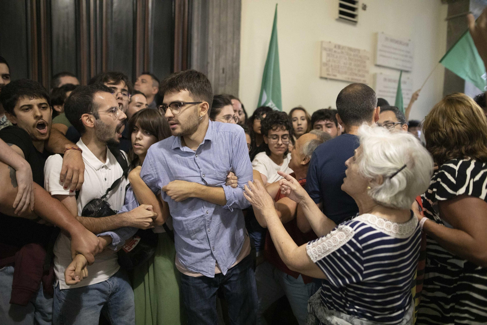 Altercados en la conferencia de Macarena Olona en Granada