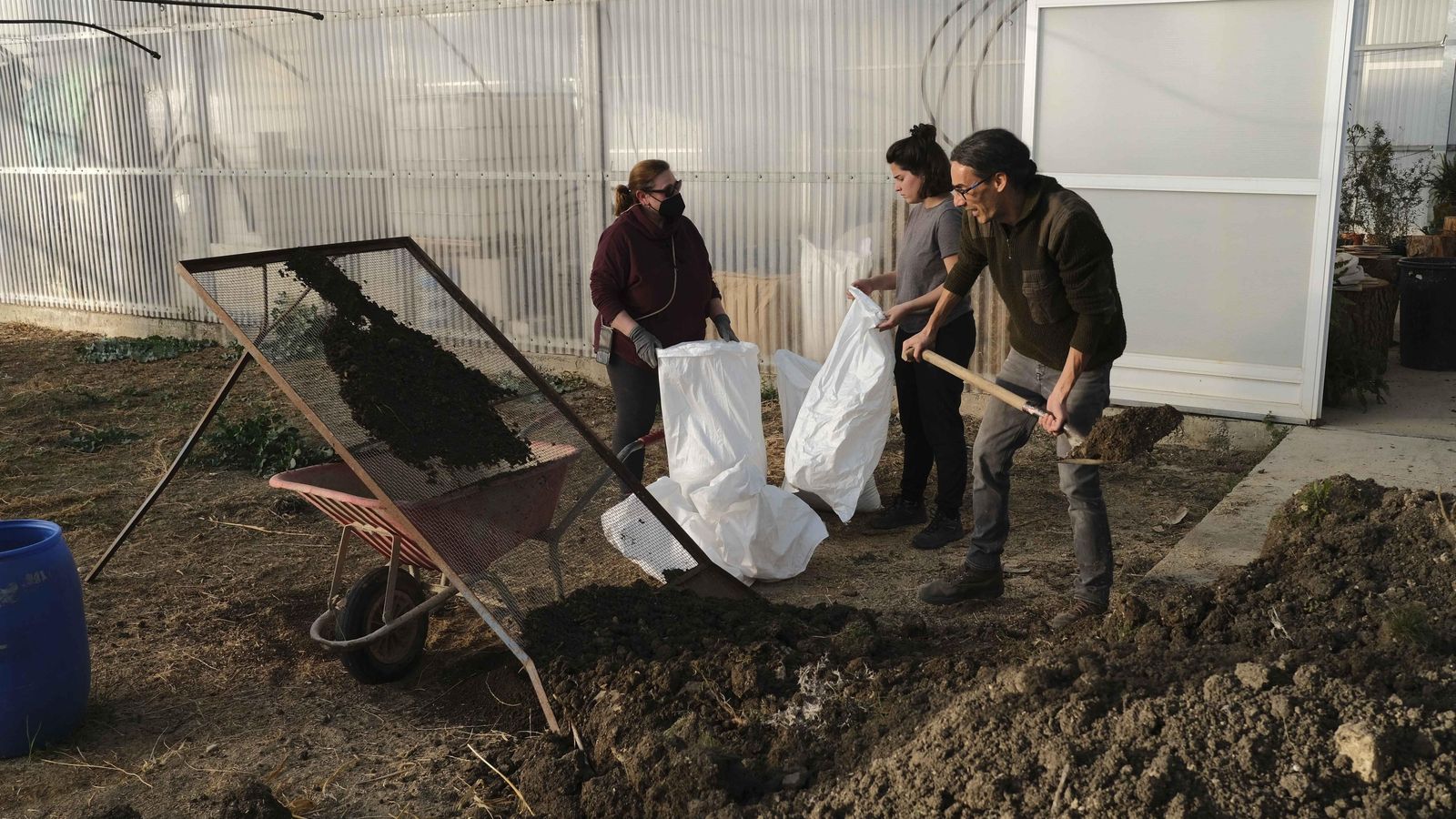 Alumno preparan la tierra para realizar biofertilizantes.