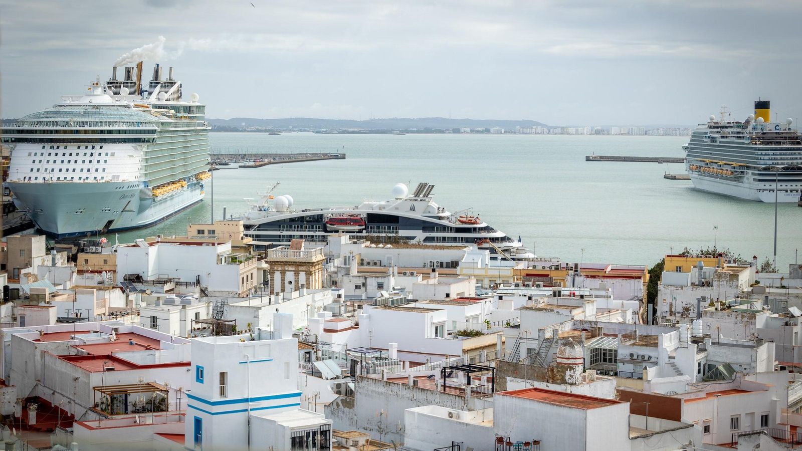 Imagen de archivo de una de las muchas y grandes concentraciones de cruceros que registra Cádiz a lo largo del año