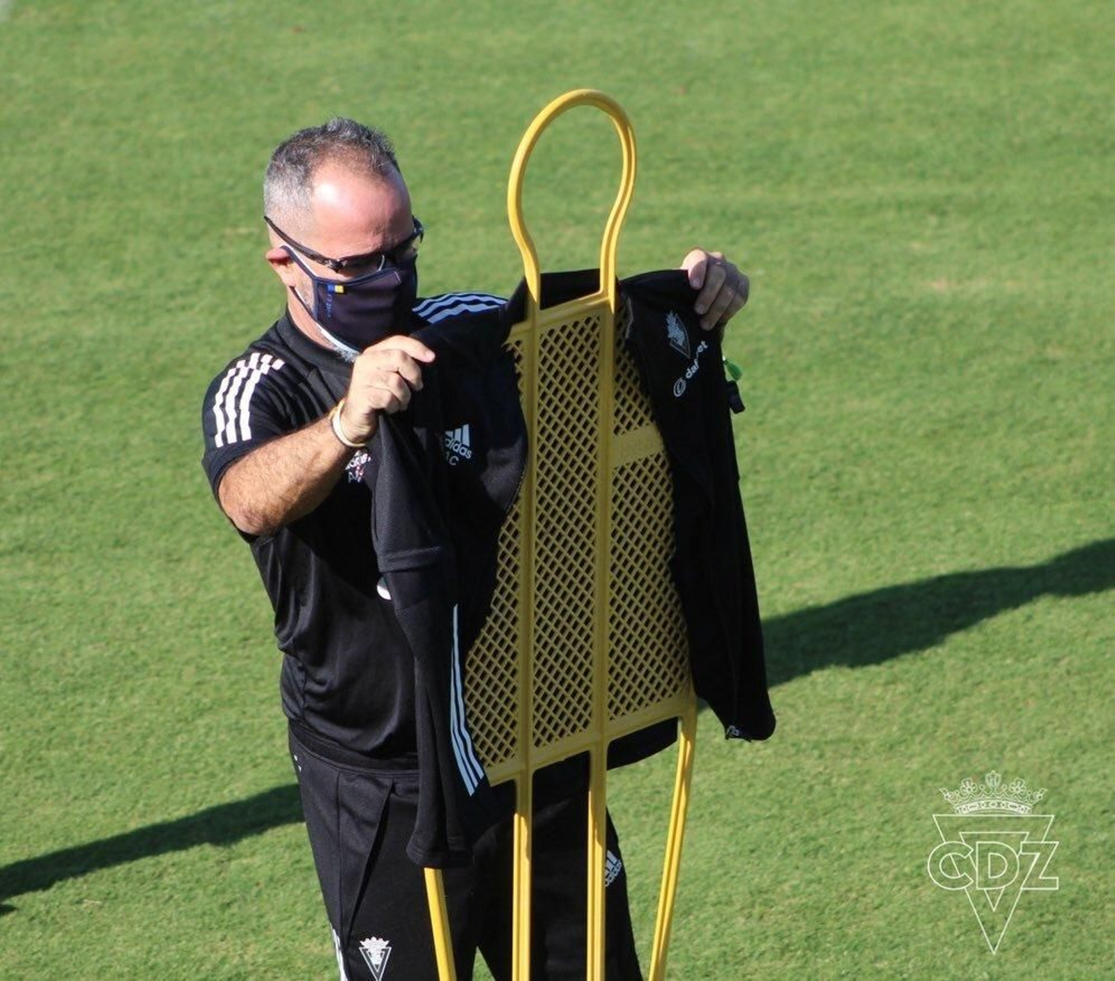 Cervera coloca un atuendo.