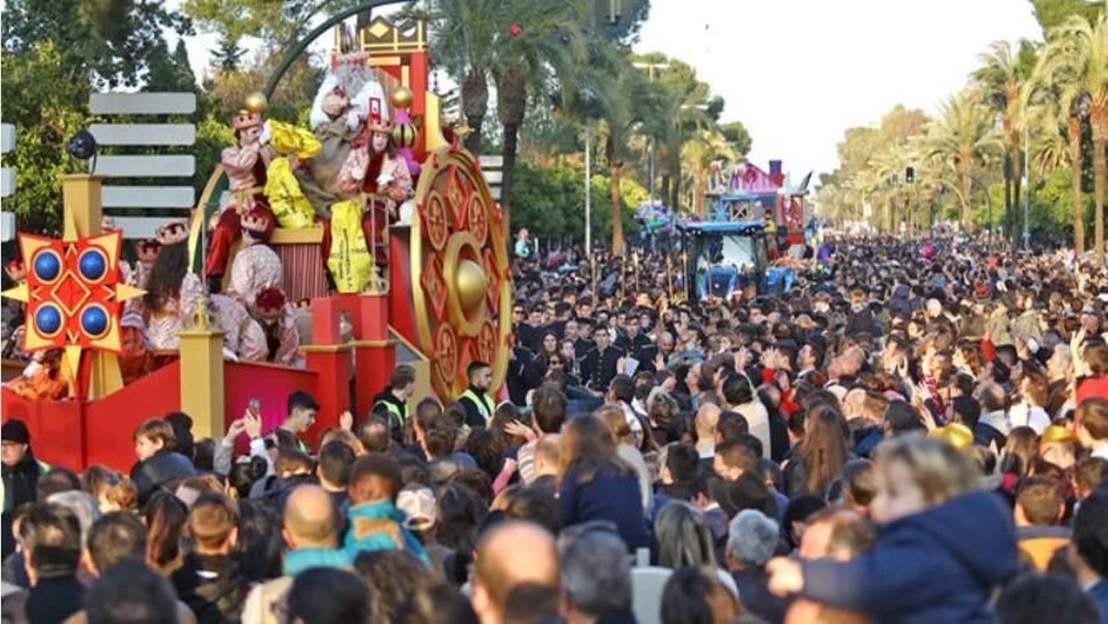 Cabalgata de Reyes en Jerez a su paso por la avenida Álvaro Domecq entre multitud de público.