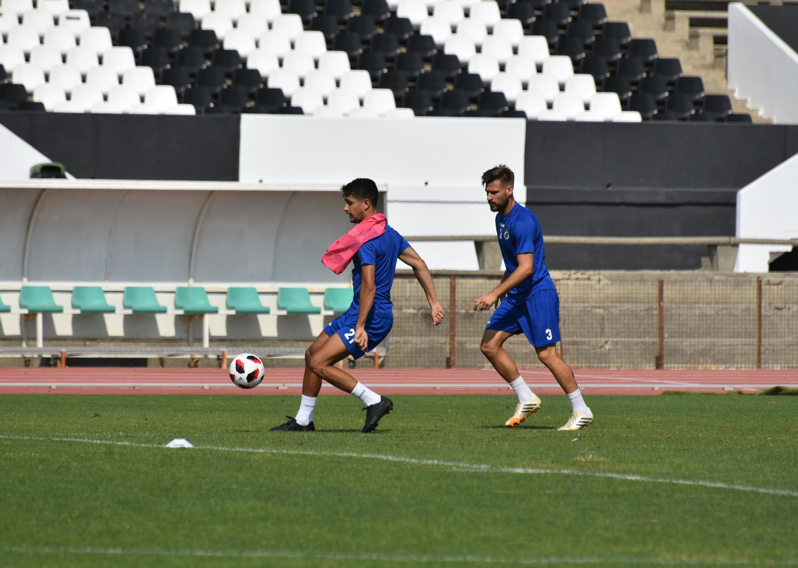 Rafa Navarro (derecha), en un entrenamiento en el Municipal